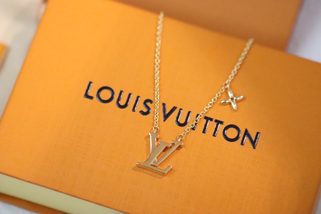 NO:101805,New product recommendation (high version) Louis Vuitton Iconic classic letter flowers clavicle necklace LV Iconic necklace LV letters occupy the center, and Monogram flowers inject elegant style. Whether worn alone or paired with the same bracelet, it can release a soft atmosphere. Reference for your own details, Lv necklace, louis vuitton, louis vuitton, necklace, bracelet19860909新品推荐 (高版) Louis Vuitton Iconic经典字母花卉 锁骨项链 LV Iconic 项链令的 LV 字母占据中央,再以Monogram 花卉注入雅致格调,无论单独佩戴或搭配同款手链,均可释放柔美气息. 自家细节实拍参考,Lv项链,louis vuitton,louis vuitton,necklace,bracelet,Jewelry