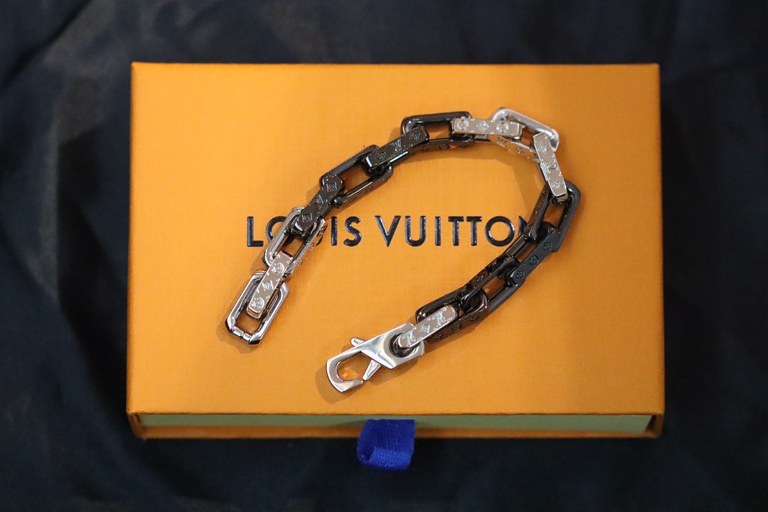 NO:102471,Louis Vuitton Damier silver and black splicing quenched bamboo joint bracelet LV official website new silver and black splicing bamboo joint bracelet, necklace!  The original model is opened, the official website is priced at RMB 9, 100 yuan, and the autumn series witnesses the modern performance of Damier chain necklace. Nylon and enamel make the classic design show pioneering meaning, Monogram inscriptions and Damier Graphite patterns add attention to the details. Chain length is 20 cm, Lv bracelet, louis vuitton, louis vuitton, necklace, bracelet19860909Louis Vuitton Damier银黑拼接 淬火竹节手链 LV官网新款银黑拼接竹节手链,项链！原版开模,官网在售价9,人民币, 秋季系列见证 Damier 链条项链的摩登迭演.锦纶和珐琅令经典设计展露先锋意味,Monogram 铭纹和 Damier Graphite 图案再添瞩目细节. 链长20厘米,Lv手链,louis vuitton,louis vuitton,necklace,bracelet,Jewelry