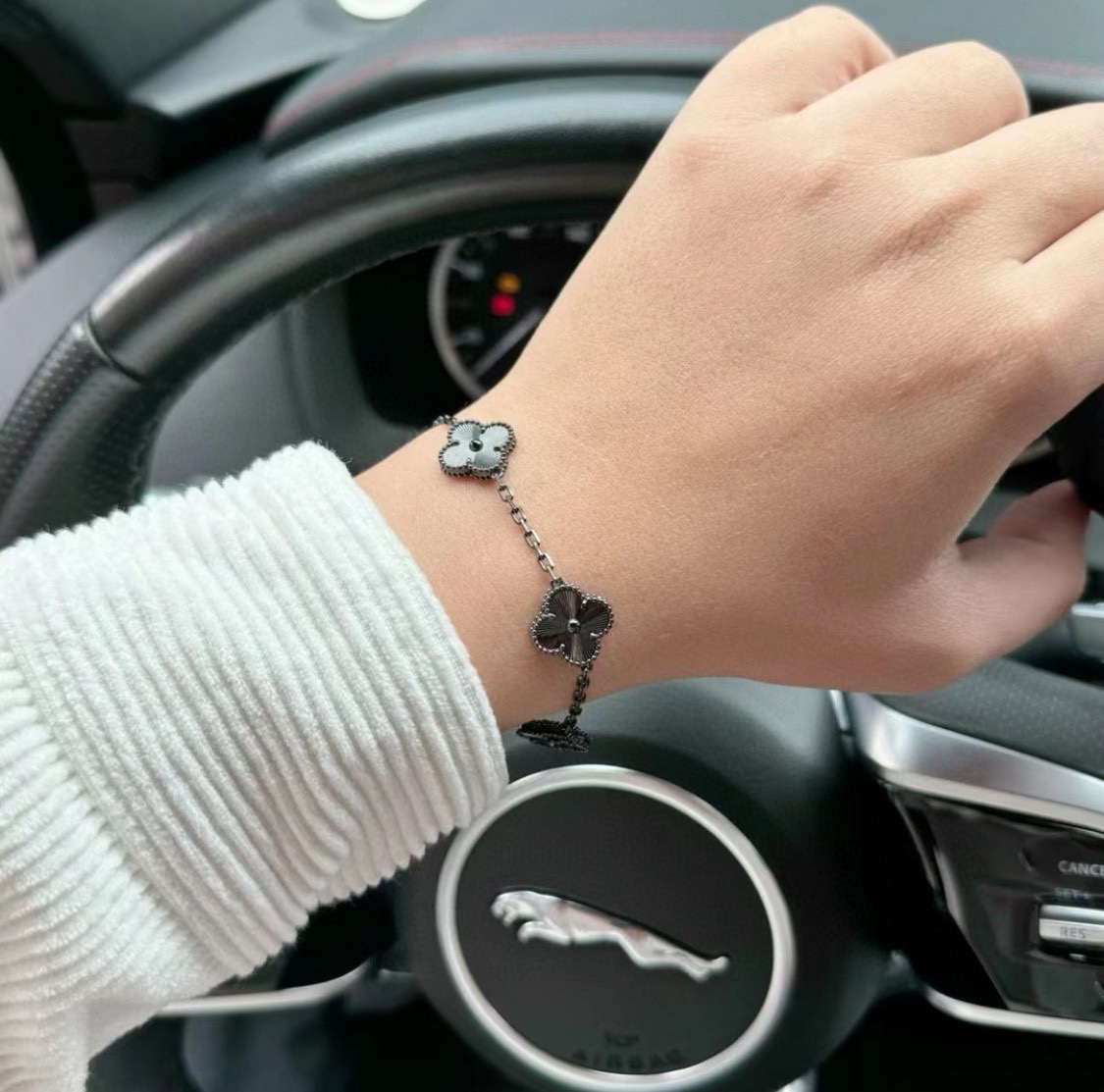 NO:101919,VCA Gun Black Laser Car Flower Five-flower Four-leaf Crocodile Bracelet Cleef&Arpels Four-leaf Crocodile This series is designed with smooth lines and easy to wear. It shows the possibility of infinite matching and brings a rich and diverse style to every woman's life.,Vca Bracelet,christian louboutin,bracelet19860909VCA 枪黑镭射车花 五花四叶草手链 Cleef&Arpels 四叶草 此系列设计灵动,线条流畅,易于佩戴.展现无限搭配的可能,为每一位女性的生活带来丰富多样的风姿.,Vca手链,christian louboutin,bracelet,Jewelry