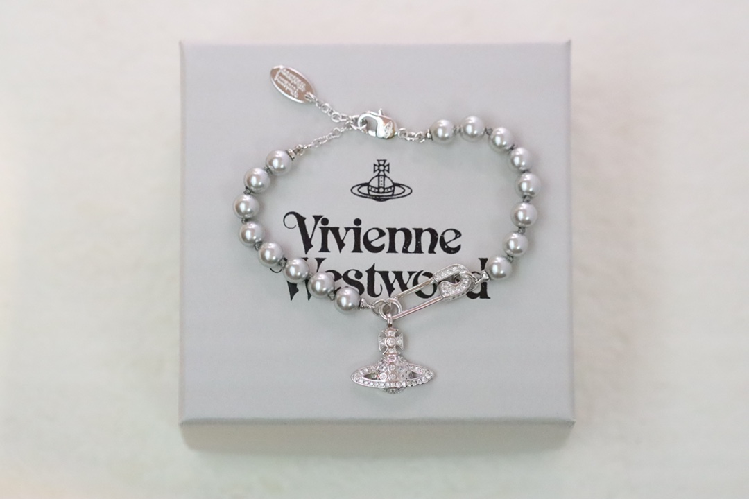 NO:102917,Queen Mother of the Cities Vivenne Saturn Pin Gun Gray Pearl Bracelet Don't worry about this style not looking good, because of the classic elements with new and fashionable design!  It is also very exquisite, and it has improved the level of a person with several levels. It is amazing!  The whole string is, the real Swarovski crystal pearl, the mother of punk in fashion!  Fashionable and trendy style, strong quality and great quality. Super beautiful design!  , Queen Mother of the West, Swarovski, bracelet19860909西太后 Vivenne薇薇土星别针 枪灰珍珠手链 这个款不用担心不好看,因为经典的元素洋气的新设计！又常非精致,让个整人的层次升提好几个档次,绝！整串都是,真正的施华洛世奇水晶珍珠 时装的朋克之母！时尚潮流风格,品强质大. 超美的设计！,西太后手链,swarovski,bracelet,Jewelry