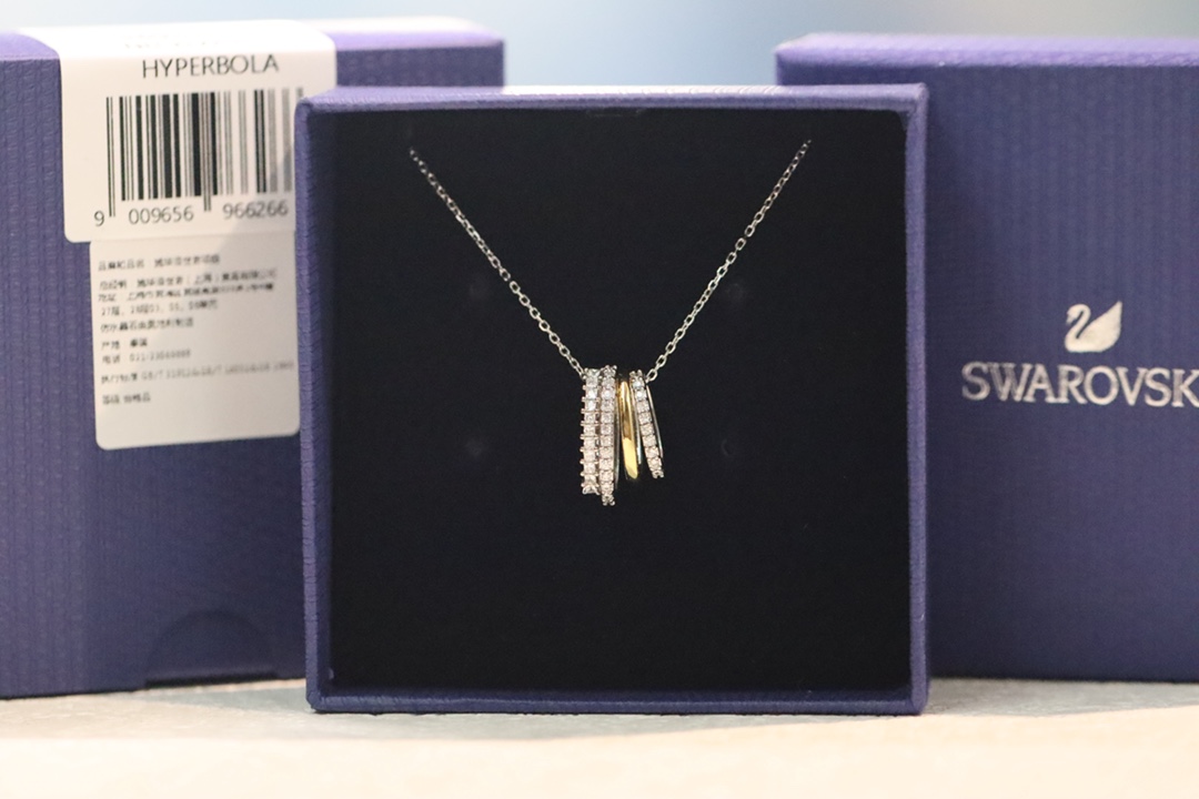 NO:102105,Silver Diamond Circle Clambolic Necklace This striking HYPERBOLA pendant combines a variety of tones and techniques to create a unique exquisite luxury style. Four mini-loops are decorated with elegant chains, made of gold-plated tones and plastered materials, and are decorated with round and square-cut Swarovski combined with square zirconia. Paired with matching bracelets or earrings, it exudes endless charm. Swarovski necklace, swarovski, earrings, necklace, bracelet, gold plating19860909银色满钻圈圈锁骨项链 这款引人注目的HYPERBOLA链坠融合各种色调和技术,打造出独特的精致奢华风.四个迷你大圈装饰优雅的链条,采用镀金色调和镀佬材质,并装饰爪镶圆形和正方形切割的施华洛世奇合成立方氧化锆.搭配配套手镯或耳环,散发无穷魅力.,施华洛项链,swarovski,earrings,necklace,bracelet,gold plating,Jewelry