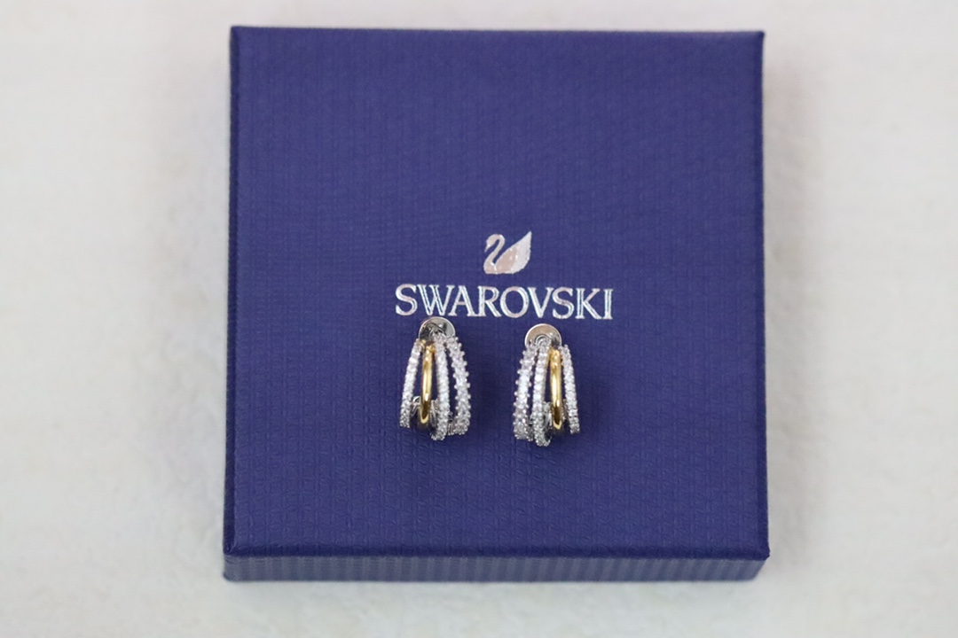 NO:102108,Silver full-diamond ring earrings This eye-catching HYPERBOLA pendant combines a variety of tones and techniques to create a unique exquisite luxury style. Four mini-loops are decorated with elegant chains, made of gold-plated tones and plastered materials, and are decorated with round and square-cut Swarovski combined with square zirconia. Paired with matching bracelets or earrings, it exudes endless charm. Swarovski stud earrings, swarovski, earrings, bracelet, gold plating19860909银色满钻圈圈耳环 这款引人注目的HYPERBOLA链坠融合各种色调和技术,打造出独特的精致奢华风.四个迷你大圈装饰优雅的链条,采用镀金色调和镀佬材质,并装饰爪镶圆形和正方形切割的施华洛世奇合成立方氧化锆.搭配配套手镯或耳环,散发无穷魅力.,施华洛耳钉,swarovski,earrings,bracelet,gold plating,Jewelry