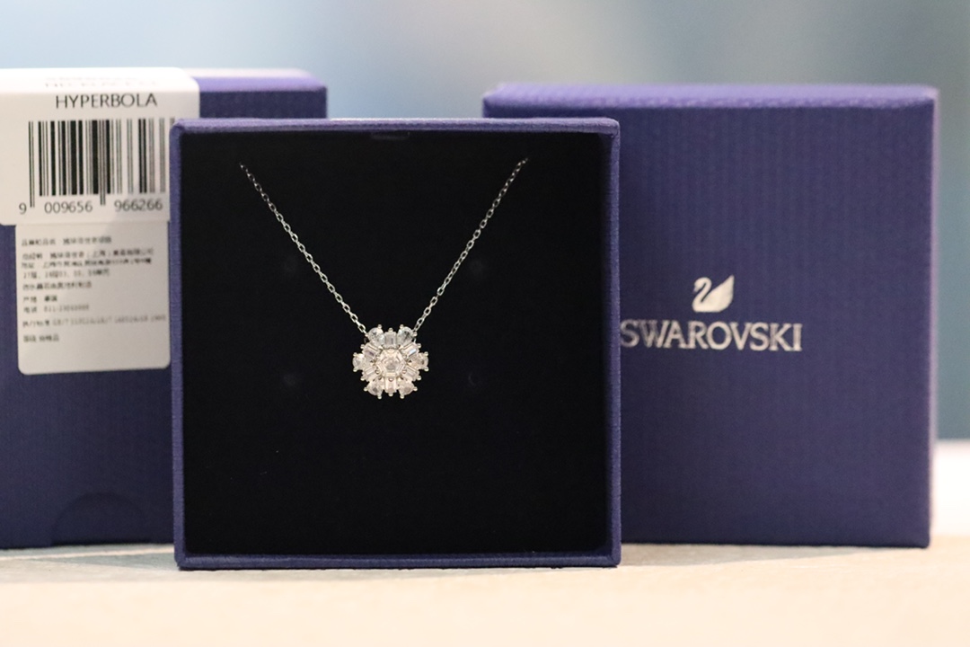 NO:102111,Silver irregular daisy clavicle necklace. The stylish flowers are decorated with a transparent Swarovski imitation crystal and platinum. The simple ring design is not only an excellent accessory for daily dressing. Swarovski necklace, stuart weitzman, necklace, ring19860909银色不规则雏菊锁骨项链 时尚十足的花朵装饰缀有一颗透明色Swarovski仿水晶及白金色.而简约的戒指设计不但是日常装扮的上佳配饰.,施华洛项链,stuart weitzman,necklace,ring,Jewelry