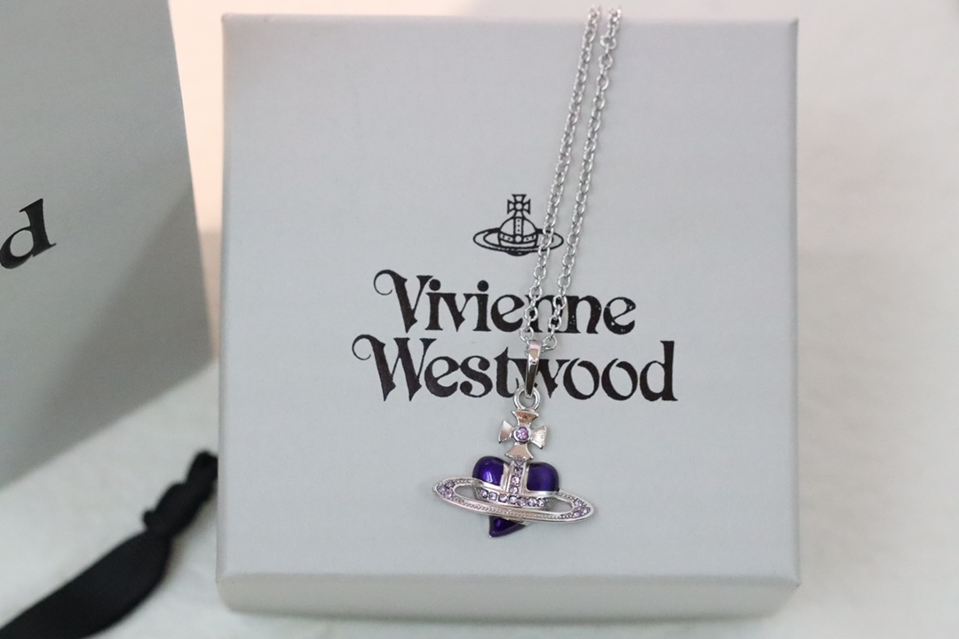 NO:103086,Queen Mother Citizen Vivienne Purple Enamel Love Saturn Necklace Purple Queen Mother Citizen Saturn Necklace yyds!  Saturn diamond-set is exquisite and not tacky. Compared with the popular pearl style, this one is more gentle and subtle, restrained and not ostentatious. It is very versatile. It is suitable for both suspenders and loose short-sleeved T-shirts in summer. It is not picky about clothes or people. Because of the existence of diamond-set, bling bling is very flashing in the sun, and it is a very favorite accessories!  , Queen Mother's Necklace, Tees, t-shirt, necklace19860909西太后 Vivienne 紫色搪瓷爱心土星项链 紫色的西太后土星项链yyds！ 土星镶钻,精致不俗气,比起大热的珍珠款,这款更加温柔含蓄,内敛而不张扬.很百搭,夏天不论是吊带或是宽松短袖t恤都适合,不挑衣服不挑人. 因为镶钻的存在,阳光下bling bling非常闪,是很喜欢的配饰啦！,西太后项链,tees，t-shirt,necklace,Jewelry