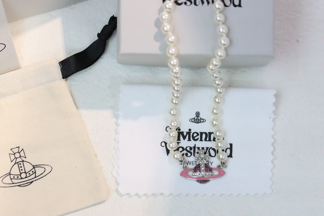 NO:103084,Recommended hot-selling models: Queen Mother Vivienne Pink Enamel Saturn Pearl Necklace Baroque style, the color is vibrant red, the baroque pattern on the pink flamingo looks unique, super beautiful pink planet, little stars really love it, full of details. Queen Mother Necklace, necklace19860909热销款推荐 西太后 Vivienne 粉色搪瓷 土星珍珠项链 巴洛克风格,颜色是充满活力的红色、火烈鸟粉色上面的巴洛克图案显得别具一格,超级美貌的粉色星球,小星星真的爱了,满满的细节.,西太后项链,necklace,Jewelry