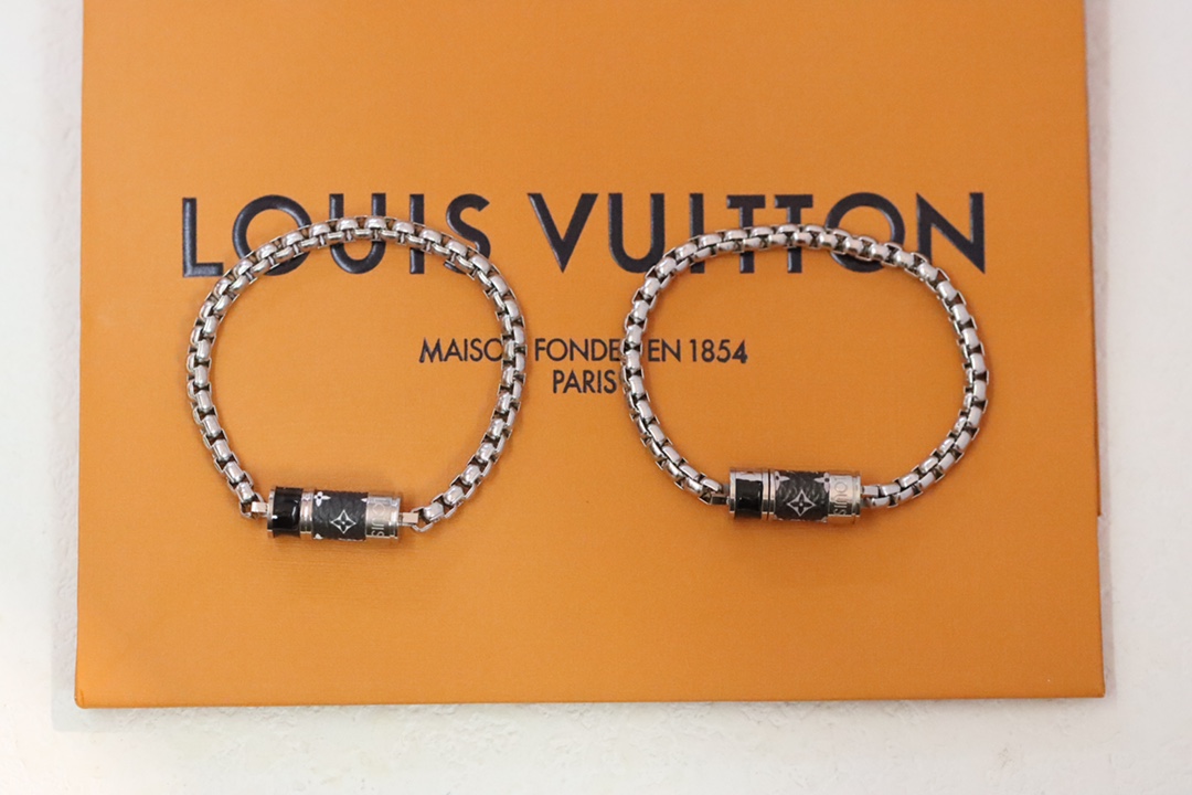 NO:102095,Louis Vuitton Canvas Perfume Bottle Bracelet Original mold opening!  The metal trim is wrapped with the iconic Monogram Eclipse canvas, which shows the mature and masculine charm of necklaces. Coated canvas is paired with calfskin, Lv bracelet, christian louboutin, louis vuitton, louis vuitton, louis vuitton, louis vuitton, necklace, bracelet, cowhide19860909路易威登/Louis Vuitton 帆布香水瓶手链 原版开模！金属饰件处裹有标志性Monogram Eclipse帆布,展现成熟阳刚魅力的项链精品.涂层帆布搭配小牛皮、,Lv手链,christian louboutin,louis vuitton,louis vuitton,louis vuitton,necklace,bracelet,cowhide,Jewelry