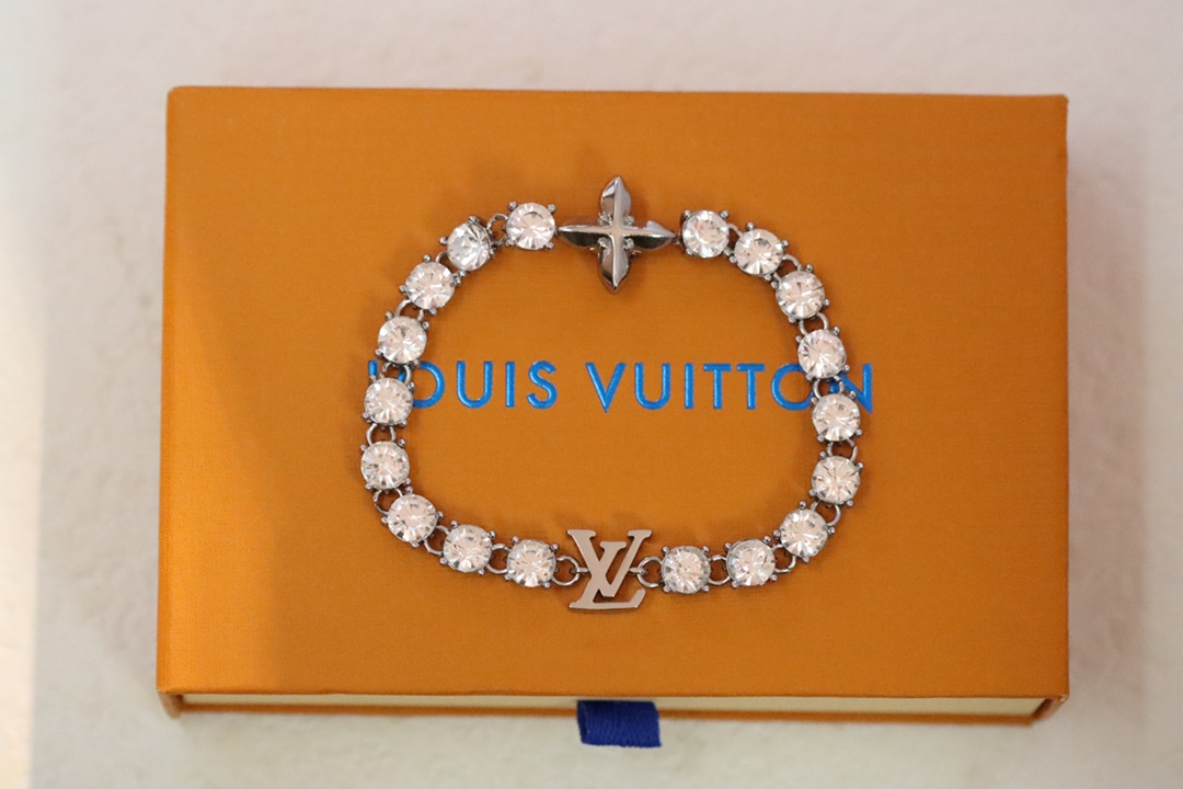 NO:102093,Louis Vuitton/Louis vuitton Couple full diamond bracelet Super flash and charming classic diamonds, rich feeling overflowing the screen. Classic letter logo and floral buckle. Couple matching style is too women's 18cm, men's 20cm, Lv bracelet, louis vuitton, louis vuitton, louis vuitton, louis vuitton, bracelet19860909路易威登/Louis vuitton 情侣满钻手链 超闪超迷人的经典排钻,富贵感溢出屏幕的感觉.经典字母标识和花卉搭扣.情侣搭配款 太了 女款18cm、男款20cm,Lv手链,louis vuitton,louis vuitton,louis vuitton,bracelet,Jewelry