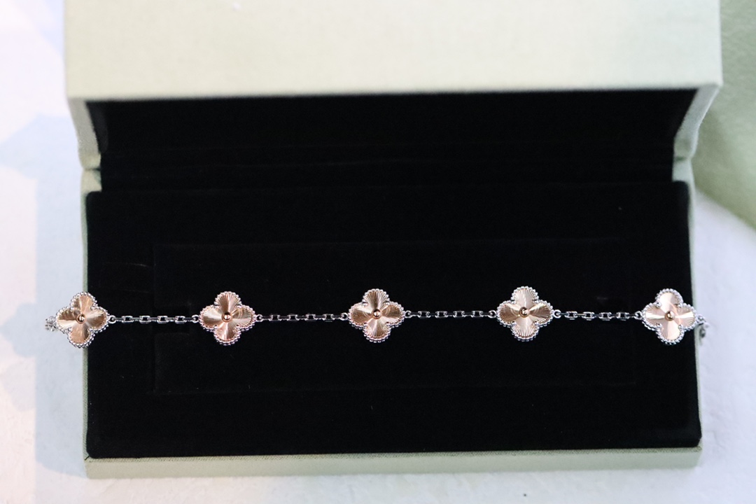 NO:102134,New product recommendation VCA Champagne gold laser four-leaf clover five-flower bracelet The color matching of silver and rose gold is super versatile and high-end laser flower. It is a kind of age. The flowers of wealth in the world are visual. The treasure that you can't bear to pick when you wear it. It's profitable if you buy it. Thickly plated real gold   natural stone. Jewelry craftsmanship, Vca bracelet, bracelet19860909新品推荐 VCA 香槟金镭射四叶草五花手链 银和玫瑰金的配色超级百搭高级 镭射花 各种年龄都驾驭 人间富贵花即视感 戴上就舍不得摘下来的宝 买到赚到 厚镀真金 天然石 珠宝工艺,Vca手链,bracelet,Jewelry