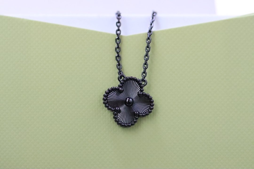 NO:102136,New product recommendation VCA gun gold black laser four-leaf clover necklace full of high-end feeling, so suitable for cool girls. V gold material is made of delicate craftsmanship, perfect details, and long-lasting color retention!  Perfect CNC diamond buckle, CNC fine knife cutting, and other flower shapes!  ,Vac necklace19860909新品推荐 VCA 枪金色 黑色镭射四叶草项链 高级感满满,太适合酷酷女孩了.V金材质制作,工艺细腻,细节完美,持久保色！ 完美CNC菱形扣,CNC精刀切割,另外花形我就不多说了！,Vac项链,necklace,Jewelry