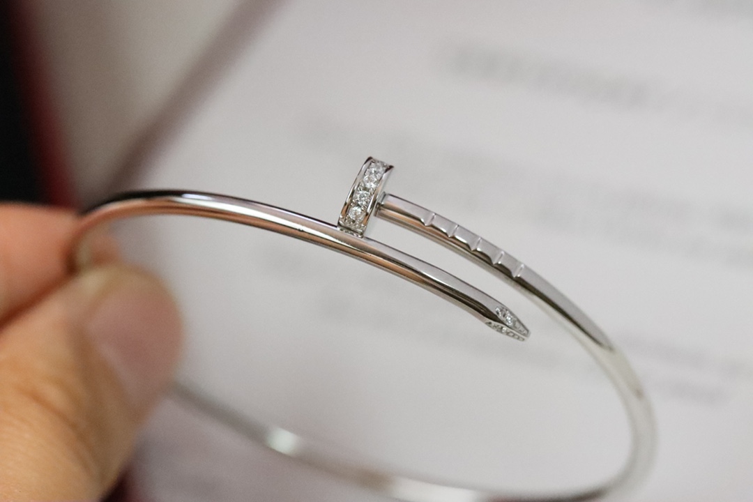 Cartier Cartier 银色头尾钻细版钉子手镯
