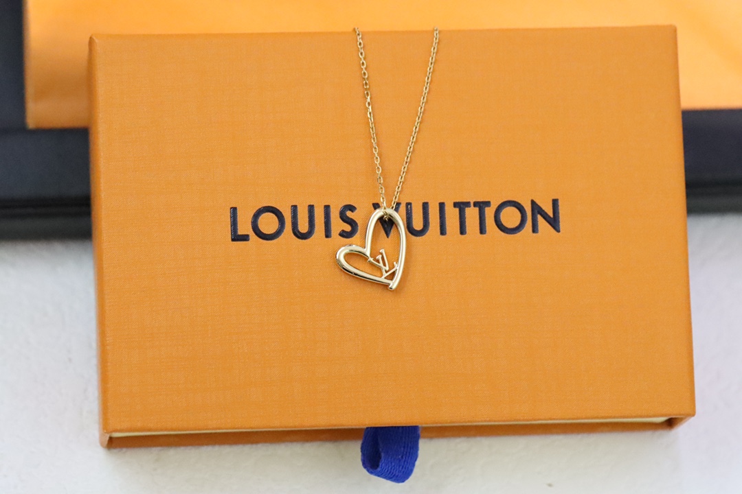 NO:661457,LouisVuitton Fall in love series heart-warming love necklace Valentine's Day limited Fall in love series, Chinese Valentine's Day heart-pounding shape, heart-pounding code words, clever heart shape depicts the heart-pounding moment of love, showing love with courtesy just because of you, it hits your girl's heart, it is really a fairy-like appearance, and the sweetness is overwhelming!  Genuine brass material, heart to heart, heart to heart, every detail is full of love, very textured and three-dimensional, modern hollow design combined with exquisite lines!  Pamper yourself, starting from this Chinese Valentine's Day, loving yourself is more important than anything else, Lv necklace, louis vuitton, louis vuitton, necklace19860909LouisVuitton Fall in love系列心动爱心项链 情人节限定Fall in love系列,七夕心动造型,心动暗语,灵巧心形描摹爱的怦然时刻,以礼示爱只因有你击中你的少女心,实在是神仙颜值,甜度爆表！ 正品一致黄铜材质,心连心,心心相印,每个细节都充满爱,非常的有质感且立体感,摩登镂空设计结合精巧线条！宠爱自己,从这个七夕开始,爱自己比什么都重要,Lv项链,louis vuitton,louis vuitton,necklace,Jewelry