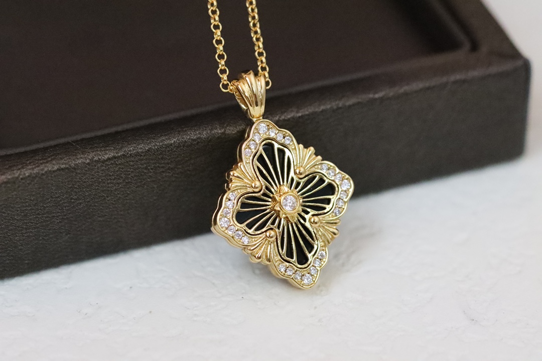 NO:104520,Bucilati Palace style four-leaf clover double-sided clavicle necklace Opera Tulle series, inlaid with black agate, combines Bucilati's iconic elements and colorful gems. The design draws on the outline of the dome of the Roman four fountains, the rose window above the main entrance of Busca's castle, and the decorative pattern on the top of the column of the Doge of the Venetian Doge. The chain length can be adjusted by 41cm-44cm (adjustable), Bucila, necklace19860909布契拉提 宫廷风四叶草双面 锁骨项链 Opera Tulle系列作品,镶嵌黑玛瑙,融合了布契拉提的标志性元素与彩色宝石,设计分别借鉴了罗马四喷泉圣卡罗教堂穹顶的轮廓、布斯卡的城堡主入口上方的玫瑰花窗、以及威尼斯总督宫柱顶的装饰图案. 链长可调节41cm-44cm（可调节）,布契拉,necklace,Jewelry