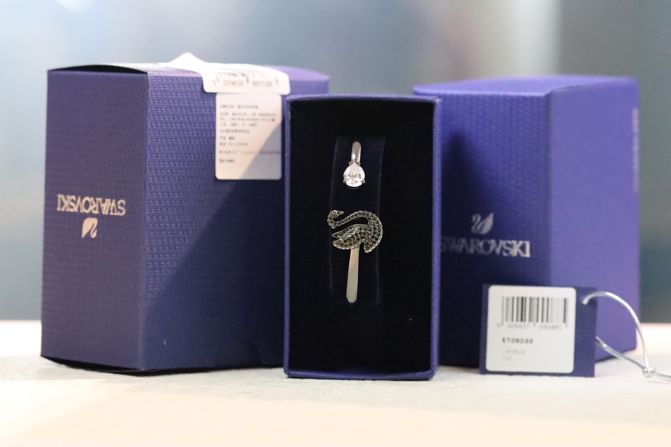 NO:102665,2025 New Year's New Product Recommendation Paired Black Swan Single Diamond Open Bracelet This nail-plated jewelry is designed with a spring hinge opening for easy wearing and is decorated with a swan pattern made of pavéed black Swarovski. The exquisite claw setting on the other side is inlaid with a transparent imitation crystal. Whether worn during the day or at night, it will show your elegant temperament. Swarovski bracelet198609092025新年新品推荐 密镶黑天鹅单钻 开口手镯 这款镀钉首饰采用弹簧铰链开口设计以方便佩戴,并饰以密镶黑色施华洛世奇制成的天鹅图案.另一侧的精致爪镶则镶嵌有一颗透明仿水晶.无论是白天或夜晚佩戴这款手,尽现优雅气质.,施华洛手环,swarovski,bracelet,Jewelry