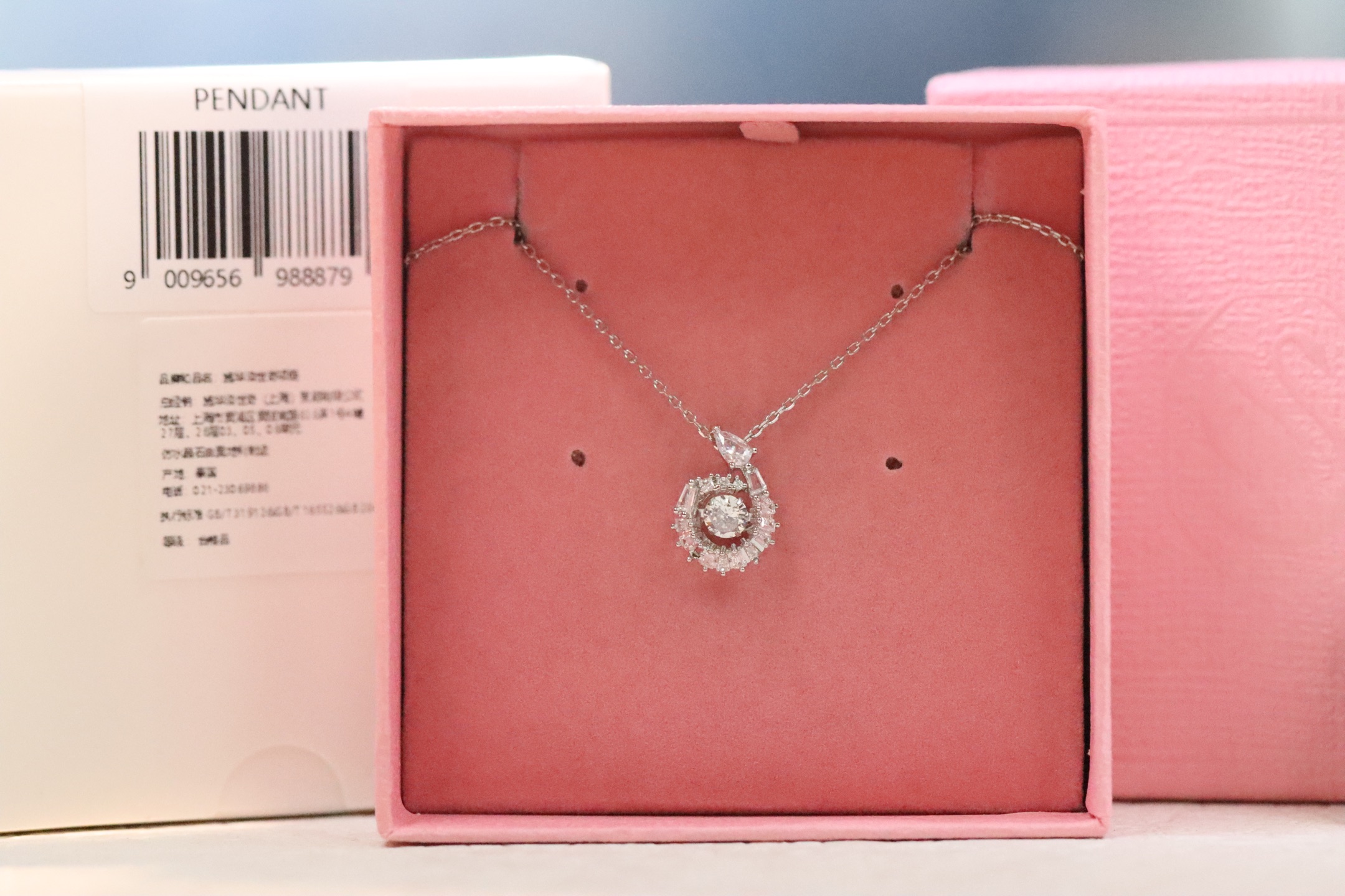 NO:102663,2025 new product recommendation Zodiac snake Beating soul snake Clamboy necklace This Swarovski pendant exudes endless power and light, decorates colorful styles to celebrate the arrival of the Year of the Snake. The center pattern is hung on the exquisite chain, decorating a fascinating snake made of Swarovski zirconia, and a red Dancing Stone shines in the center, looking forward to bringing you good luck. Giving it to a special person, reflecting a unique symbol of renewal. Swarovski necklace, swarovski, necklace198609092025年新品推荐 生肖蛇 跳动的心灵蛇 锁骨项链 这款施华洛世奇链坠散发无穷的力量和光芒,装点色彩缤纷的风格,欢庆蛇年的到来.中心图案悬吊在精致的链条上,装饰一条由施华洛世奇合成立方氧化锆制成的令人着迷的蛇,中央闪耀一颗红色DancingStone,期待为您带来好运.将其赠送给特别之人,体现别具意义的焕新象征.,施华洛项链,swarovski,necklace,Jewelry