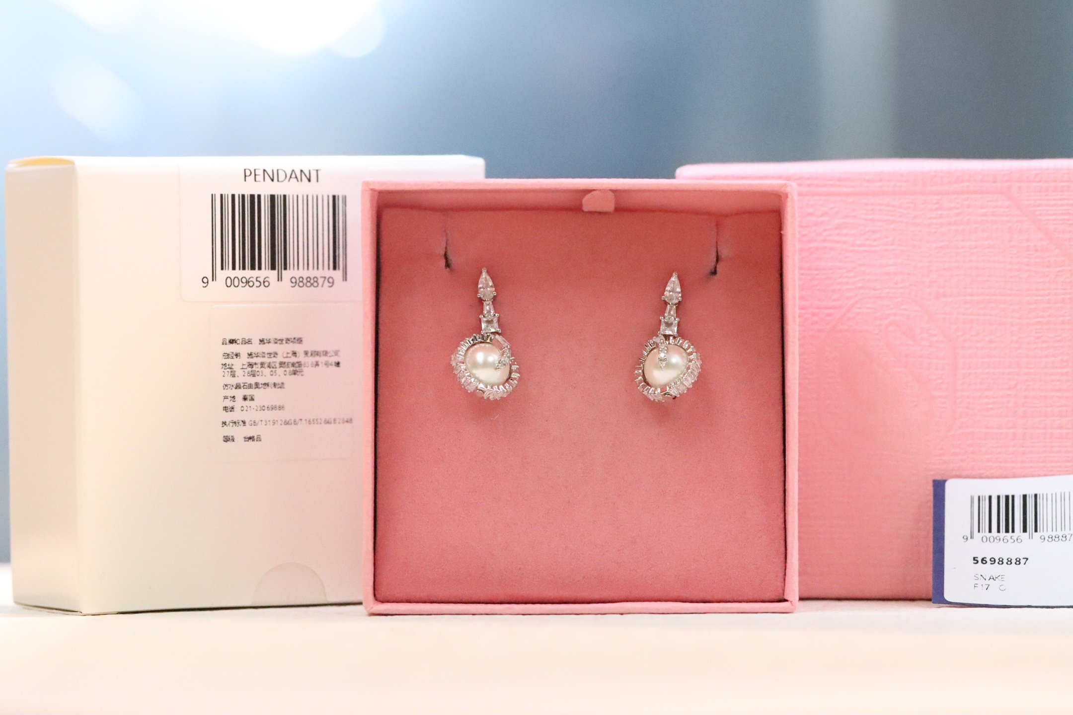 NO:102661,2025 new product recommendation Zodiac snake Pearl Spirit Snake Earrings This Swarovski earrings exudes endless power and light, decorate the colorful style, celebrating the arrival of the Year of the Snake. The center pattern is hung on the exquisite chain to decorate a fascinating snake made of Swarovski zirconia, and a pearl Dancing Stone in the center, looking forward to bringing you good luck. Giving it to a special person, reflecting a unique symbol of renewal. Swarovski earrings, swarovski, earrings198609092025年新品推荐 生肖蛇 珍珠灵蛇耳环 这款施华洛世奇耳坠散发无穷的力量和光芒,装点色彩缤纷的风格,欢庆蛇年的到来.中心图案悬吊在精致的链条上,装饰一条由施华洛世奇合成立方氧化锆制成的令人着迷的蛇,中央一颗珍珠DancingStone,期待为您带来好运.将其赠送给特别之人,体现别具意义的焕新象征.,施华洛耳钉,swarovski,earrings,Jewelry