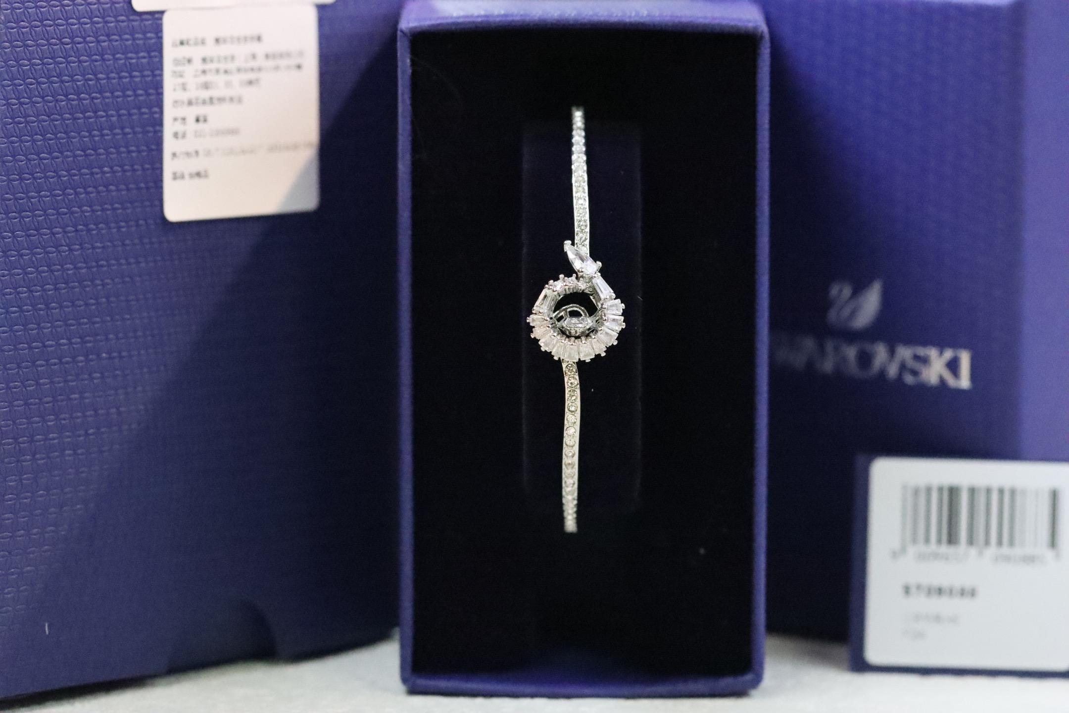 NO:102657,2025 new product recommendation Silver Snake Beating Heart Bracelet This creative product pays tribute to the Year of the Snake full of light and mystery. The rose-gold tone design lingers around the wrist uses transparent pacific hand and exquisite chain connection. The center is decorated with a fascinating snake pattern, made of Swarovski's zirconia and decorated with a red DANCINGSTONE, hoping to bring you good luck. The design shines with endless light, giving the product vitality and unique beauty. Giving this hand to a special person to celebrate the newness. Swarovski bracelet, swarovski, bracelet198609092025年新品推荐银色灵蛇跳动的心 手镯 这款创意产品是向充满光明和神秘的蛇年的致敬.萦绕腕间的镀玫瑰金色调设计采用透明密镶手和精致的链条连接.中心装点令人着迷的蛇形图案,由施华洛世奇合成立方氧化锆制成,并装饰一颗红色的DANCINGSTONE,希望为您带来好运.闪耀着无穷的光芒的设计,赋予产品生命力和独特的美感.将这款手赠送给特别之人,欢庆焕新.,施华洛手环,swarovski,bracelet,Jewelry