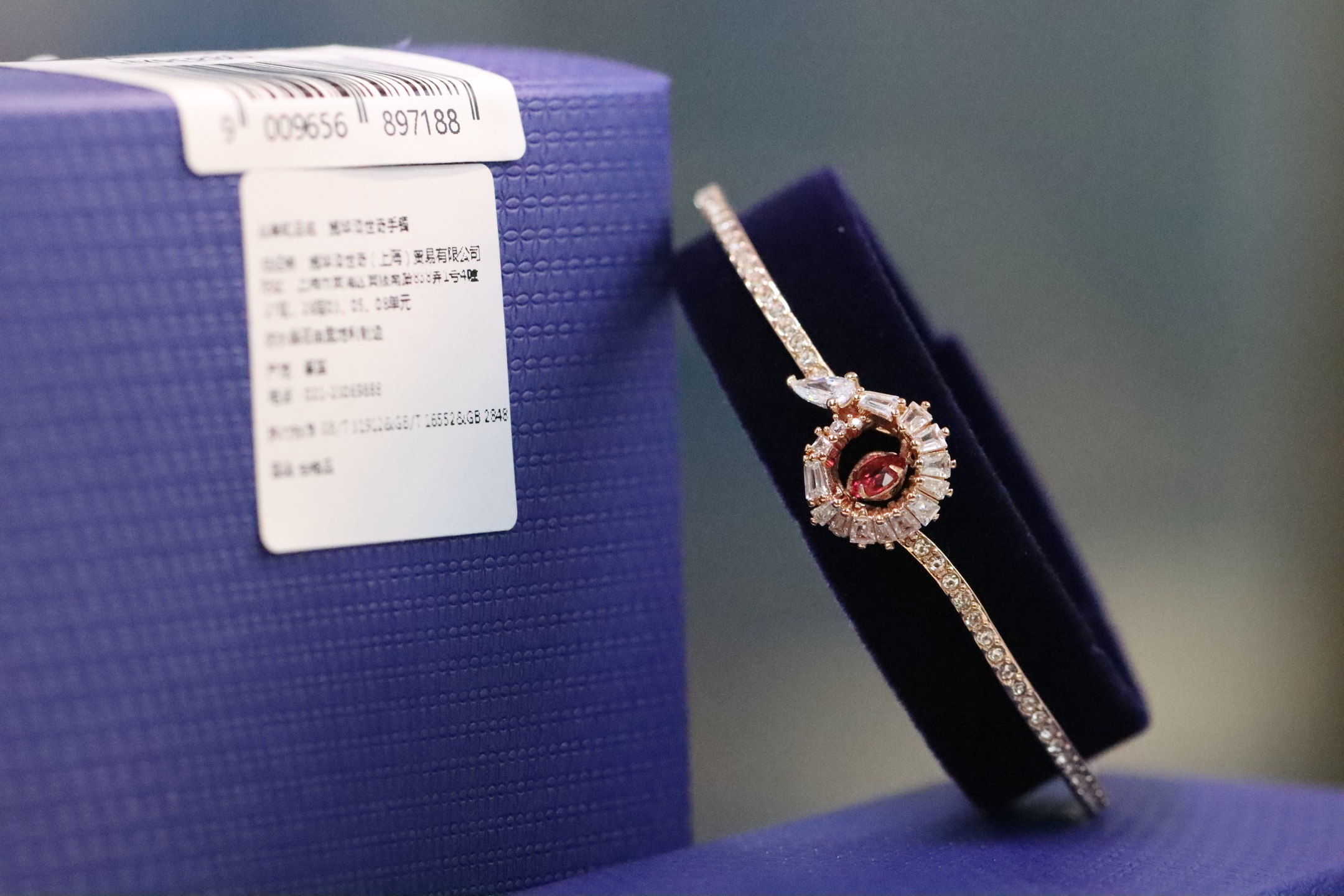 NO:102691,The red diamond snake beating heart bracelet This creative product is a tribute to the Year of the Snake full of light and mystery. The rose-gold tone design lingers around the wrist is made of transparent pacific hands and exquisite chain connections. The center is decorated with a fascinating snake-shaped pattern made of Swarovski zirconia and decorated with a red DANCINGSTONE, hoping to bring you good luck. The design shines with endless light, giving the product vitality and unique beauty. Giving this hand to someone special to celebrate the newness. Swarovski bracelet, swarovski, bracelet19860909红钻灵蛇跳动的心 手镯 这款创意产品是向充满光明和神秘的蛇年的致敬.萦绕腕间的镀玫瑰金色调设计采用透明密镶手和精致的链条连接.中心装点令人着迷的蛇形图案,由施华洛世奇合成立方氧化锆制成,并装饰一颗红色的DANCINGSTONE,希望为您带来好运.闪耀着无穷的光芒的设计,赋予产品生命力和独特的美感.将这款手赠送给特别之人,欢庆焕新.,施华洛手环,swarovski,bracelet,Jewelry