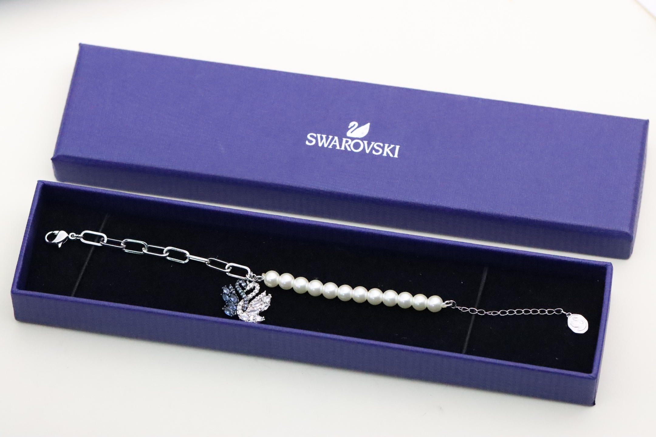 NO:816884,Swarovski Silver and Black Hug Double Swan Pearl Bracelet This swan bracelet celebrates Swarovski's sincere love and beauty, and is presented in various styles to highlight the elegance. The central pattern is suspended from a delicate chain, showing two interdependent swans, plated and plated, and decorated with pavé black and white round and marquise cut Swarovski cubic zirconia., Swarovski bracelet, stuart weitzman, swarovski, bracelet19860909Swarovski 银黑抱抱双天鹅珍珠手 这款天鹅手链颂扬施华洛世奇真挚的爱与美,各种风格呈现凸显优雅气息.中央图案悬挂于一条精致的链条上,展现了两只相互依的天鹅,采用镀佬和镀工艺,并饰有密镶黑色和白色圆形和榄尖形切割施华洛世奇合成立方氧化锆.,施华手链,stuart weitzman,swarovski,bracelet,Jewelry