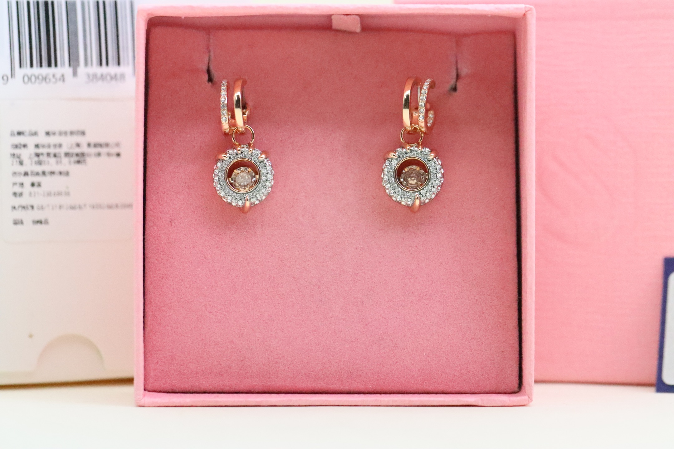 NO:102771,Rose gold dragon claw beating heart earrings bring good luck to the new year, good luck for years. Wearing these Swarovski earrings will make you full of strength and good luck throughout the New Year. The chain is designed with rose gold tone coating and is decorated with a powerful dragon claw shape, which is for you or your loved ones in the Chinese New Year. Swarovski earrings, swarovski, earrings19860909玫瑰金龙爪跳动的心 耳环 福启新岁,好运连年. 佩戴这款施华洛世奇耳环,让您在整个新年都充满力量和好运.链条为玫瑰金色调镀层设计,饰有一只强有力的龙爪造型,是农历新年送给自己或挚爱.,施华洛耳钉,swarovski,earrings,Jewelry