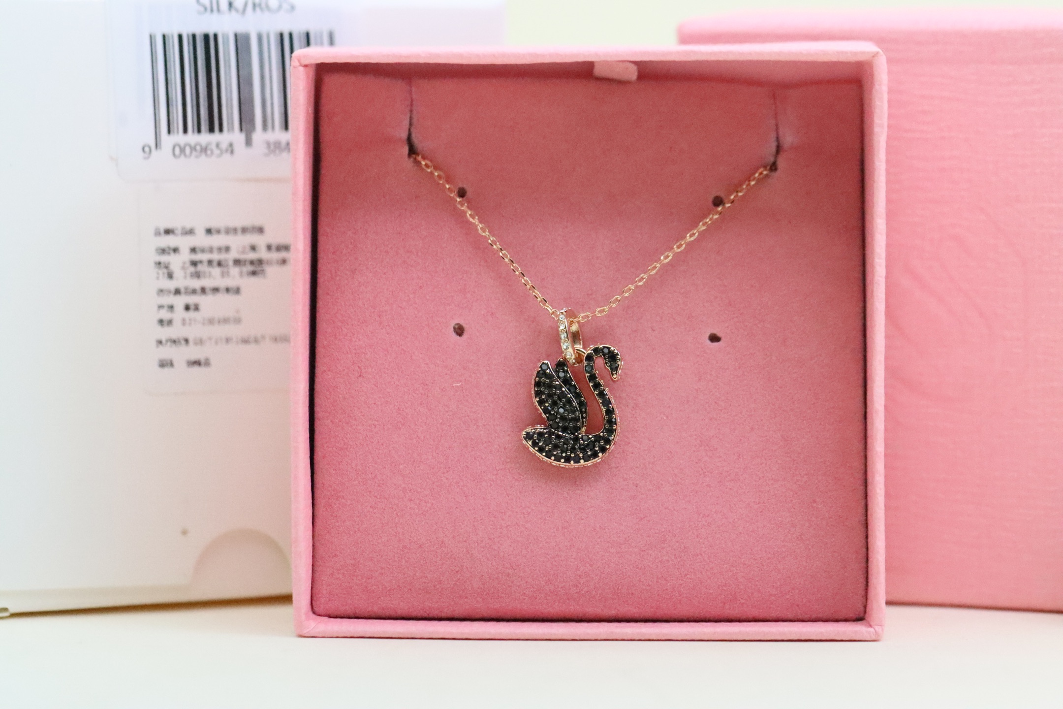 NO:102777,New rose gold winged black swan necklace This necklace is made of the classic Swarovski swan shape, elegant and noble, adding elegant charm to you. The swan spreads its wings and is about to fly, and is inlaid with shiny imitation crystals, shining brightly. This series will light up your daily outfits. Reference for real photos of your home, Swarovski, swarovski, necklace19860909新款玫瑰金 展翅黑天鹅项链 这款项链采用经典施华洛世奇天鹅造型,典雅高贵,为您增添优雅魅力.天鹅展翅欲飞,密镶闪亮仿水晶,熠熠生辉.这一系列将点亮您的日常穿搭. 自家实图拍摄参考,施华洛项链,swarovski,necklace,Jewelry