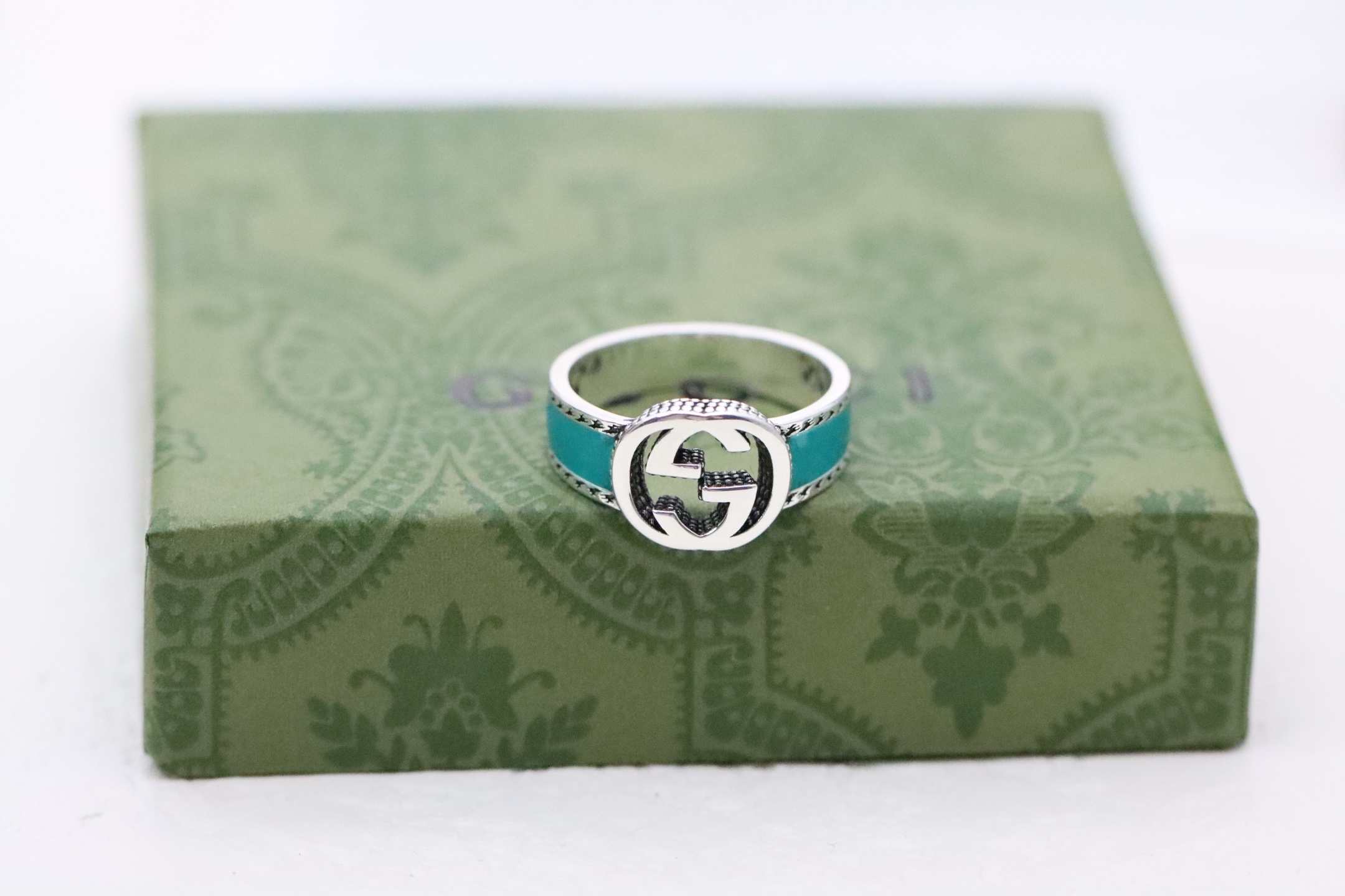 NO:103929,Gucci Retro style Double G Green Enamel Couple Ring Founder Guccio Gucci's first letter is set in the center of the ring in interlocking double G form. The Epilogue series conveys the concept of fashion never ending. This ring is made of sterling silver and decorated with eye-catching gem green enamel and weave piping. Number of codes 7-8-9-10-11-12 Spot, Gucci ring, gucci, gucci, ring, pure silver19860909古驰 Gucci 复古风 双G绿色珐琅情侣戒指 创始人Guccio Gucci姓名的首字母以互扣式双G形式镶嵌在这款戒指中央.Epilogue系列,传达了时尚永不落幕的理念.这款戒指采用纯银制作,饰以引人瞩目的宝石绿色珐琅和织纹滚边. 码数7-8-9-10-11-12码 现货,古驰戒指,gucci,gucci,ring,pure silver,Jewelry