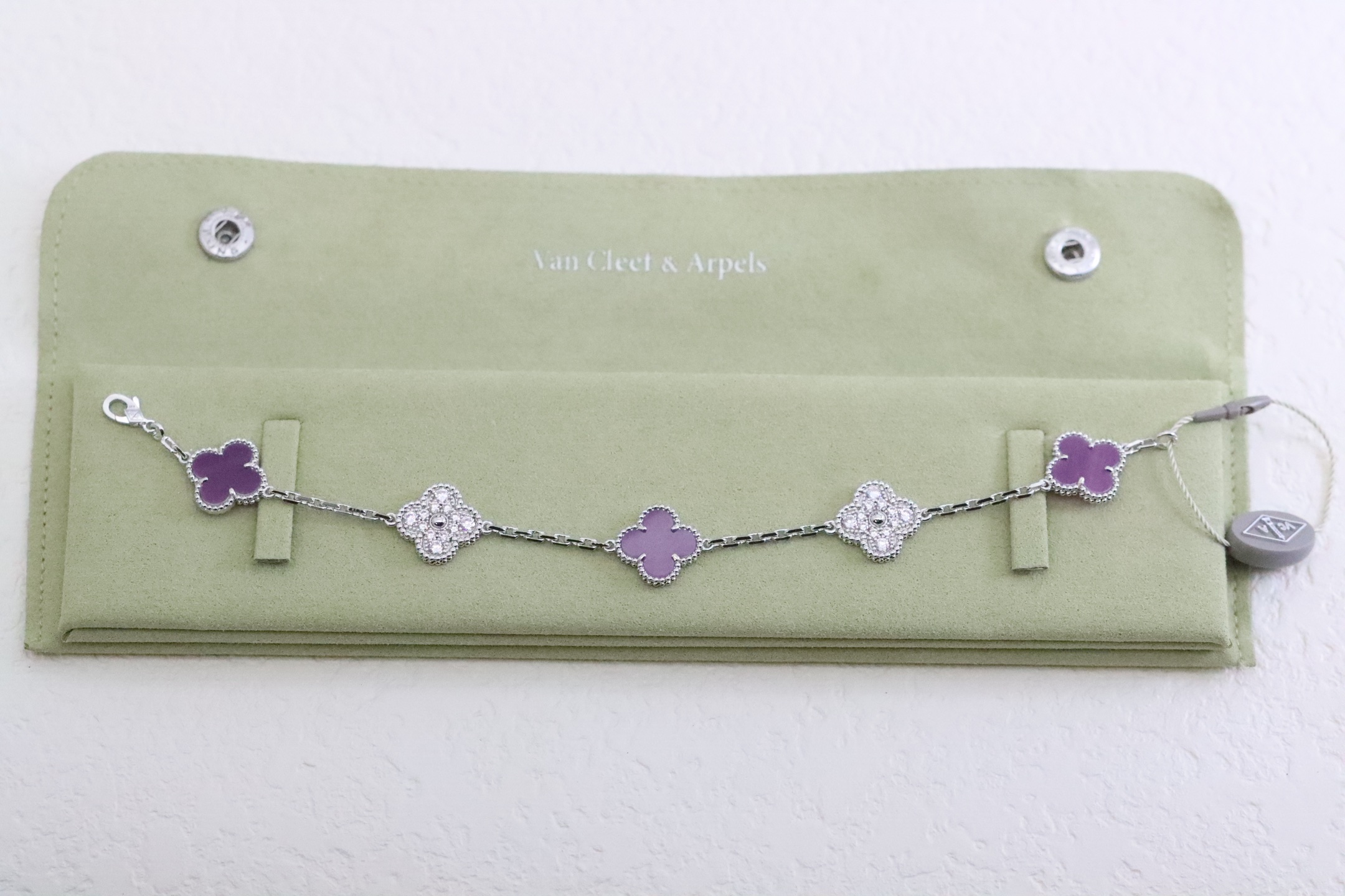 NO:103574,VCA Silver Violet Full Diamond Four-Leaf Crocodile Five-Blossom Bracelet (New Product) Silver and Violet Color Matching is super versatile and high-end. It is very suitable for wearing in the New Year, and you can control it at all ages. The flowers on earth are visually sensible. The treasure you can't bear to pick when you wear it. Buy it and earn it. Thickly plated real gold   natural stone Jewelry craftsmanship, Vca bracelet, bracelet19860909VCA 银色紫罗兰满钻四叶草 五花手链（新品） 银色和紫罗兰的配色超级百搭高级 新年佩戴太适合啦,各种年龄都驾驭 人间富贵花即视感 戴上就舍不得摘下来的宝 买到赚到 厚镀真金 天然石 珠宝工艺,Vca手链,bracelet,Jewelry