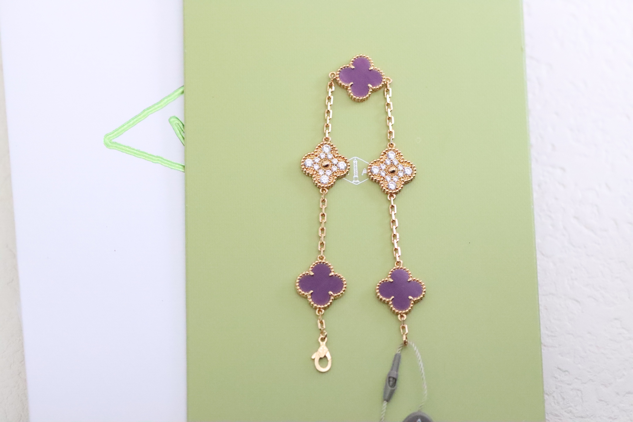 NO:103568,VCA rose gold violet full diamond four-leaf clover Five-flower bracelet (new product) The color matching of rose gold and violet is super versatile and high-end. It is very suitable for wearing in the New Year, and you can control it at all ages. The flowers on earth are visually sensible. The treasure you can't bear to pick when you wear it. Buy it and earn it. Thickly plated real gold   natural stone Jewelry craftsmanship, Vca bracelet, bracelet19860909VCA 玫瑰金紫罗兰满钻四叶草 五花手链（新品） 玫瑰金和紫罗兰的配色超级百搭高级 新年佩戴太适合啦,各种年龄都驾驭 人间富贵花即视感 戴上就舍不得摘下来的宝 买到赚到 厚镀真金 天然石 珠宝工艺,Vca手链,bracelet,Jewelry