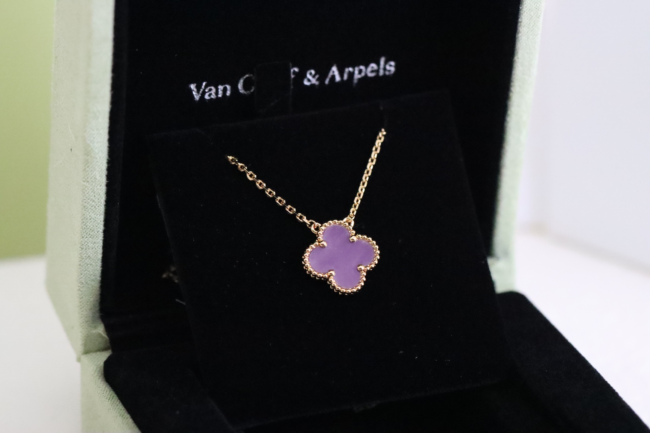 NO:103571,VCA rose gold violet four-leaf clover necklace (new product) The color matching of rose gold and violet is super versatile and high-end. It is very suitable for wearing in the New Year, and it is controlled by all ages. The flowers on earth are visually sensible. The treasure that you can't bear to pick when you wear it. It's profitable if you buy it. Thickly plated real gold   natural stone Jewelry craftsmanship, Vac necklace, necklace19860909VCA 玫瑰金紫罗兰四叶草 项链（新品） 玫瑰金和紫罗兰的配色超级百搭高级 新年佩戴太适合啦,各种年龄都驾驭 人间富贵花即视感 戴上就舍不得摘下来的宝 买到赚到 厚镀真金 天然石 珠宝工艺,Vac项链,necklace,Jewelry