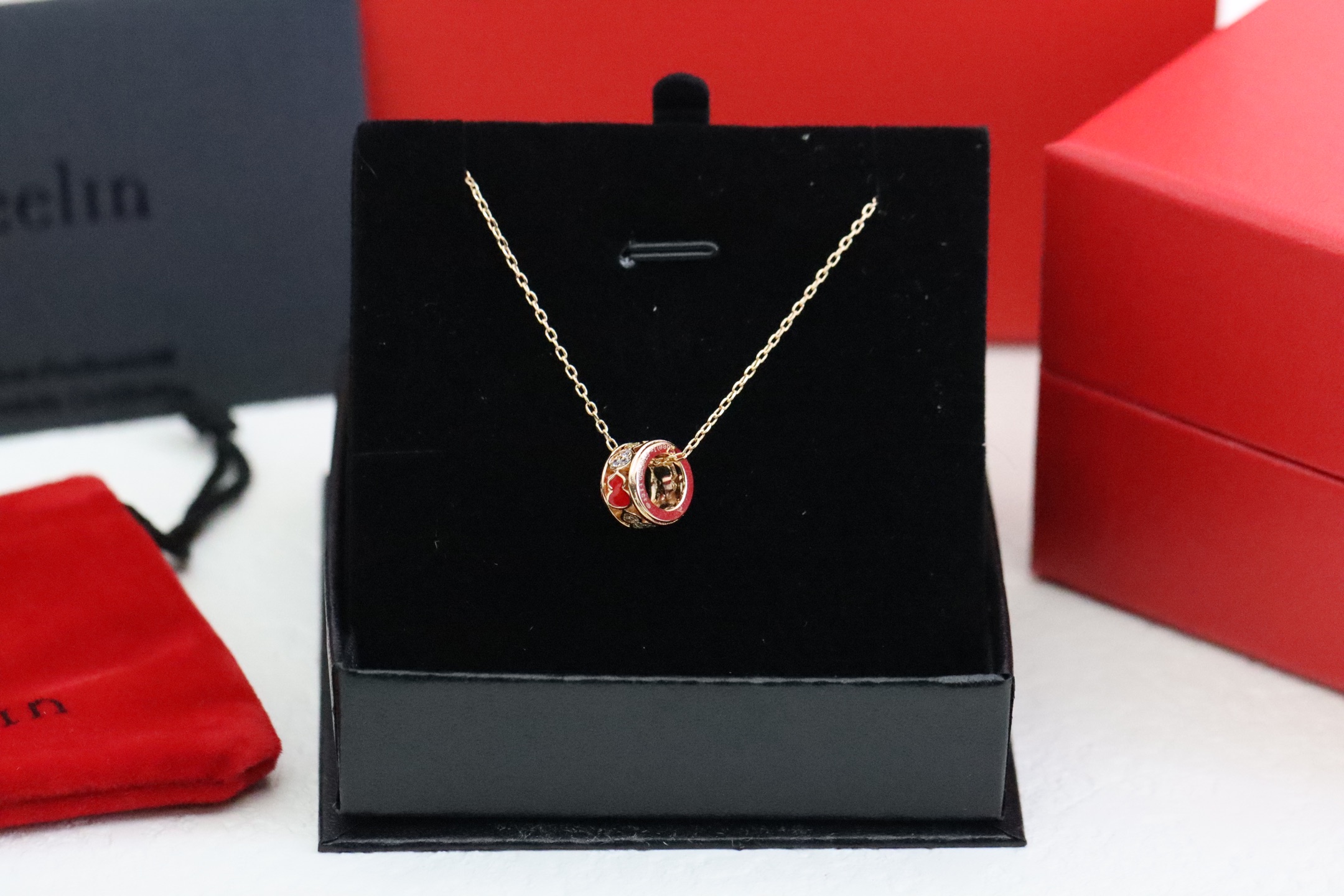 NO:766763,Qeelin Kirin Rose Gold Red Gourd Transfer Bead Necklace (New Style) Wulu is the most representative series of Qeelin, symbolizing health and luck. Super precision workmanship, natural chalcedony, inlay is very tight and full, and is made of thickened real gold plating to keep the color for a long time!  The small Q design of the tail pendant is full of details!  Chain length 40+5cm, qilin necklace, qeelin, necklace19860909Qeelin麒麟 玫瑰金红葫芦转运珠项链 (新款) Wulu是Qeelin最具表代性的系列, 象征健康与幸运.超精工,天然玉髓,镶工非常紧密饱满,用采加厚真金电镀,保持色久！ 尾坠小Q设计,细感节满满！ 链长40+5cm、,麒麟项链,qeelin,necklace,Jewelry