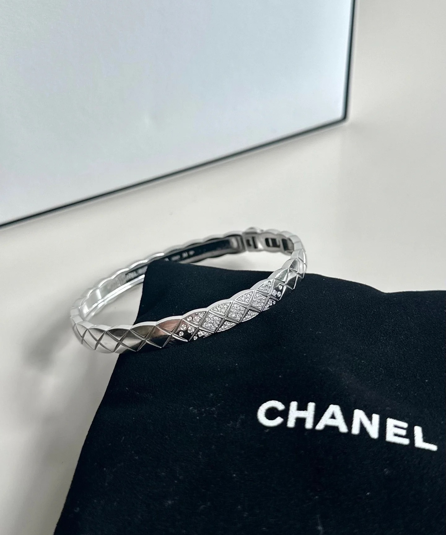 NO:619341,Xiaoxiang Chanel Diamond Wide Diamond Bracelet Hand-Inlaid Coco Bracelet The metal texture is always linked to fashion. The elegant and unique design and exquisite craftsmanship are different from cheap metallic jewelry and have a proper high-end jewelry taste. The diamond element can be said to be the soul element of the Chan family. It collides with the metal to create a different sense of fashion. It is very cool to get started!  coco crush has a low-key temperament and is attractive. You can mix and match it at will according to your mood and outfit~, Chanel bracelet, chanel, chanel, chanel, bracelet19860909小香Chanel 菱格宽版满钻手镯 手镶版 coco 手镯 金属质感总是跟时尚挂钩,大气别致的设计,精巧的工艺,又区别于廉价金属感饰品,妥妥的高端珠宝品味.菱格元素可以说是香家的灵魂元素,在金属上碰撞出别样的时尚感.上手非常酷哦！ coco crush低调气质又耐看 可以根据心情和穿搭随意搭配和叠戴～,香奈儿手镯,chanel,chanel,chanel,bracelet,Jewelry