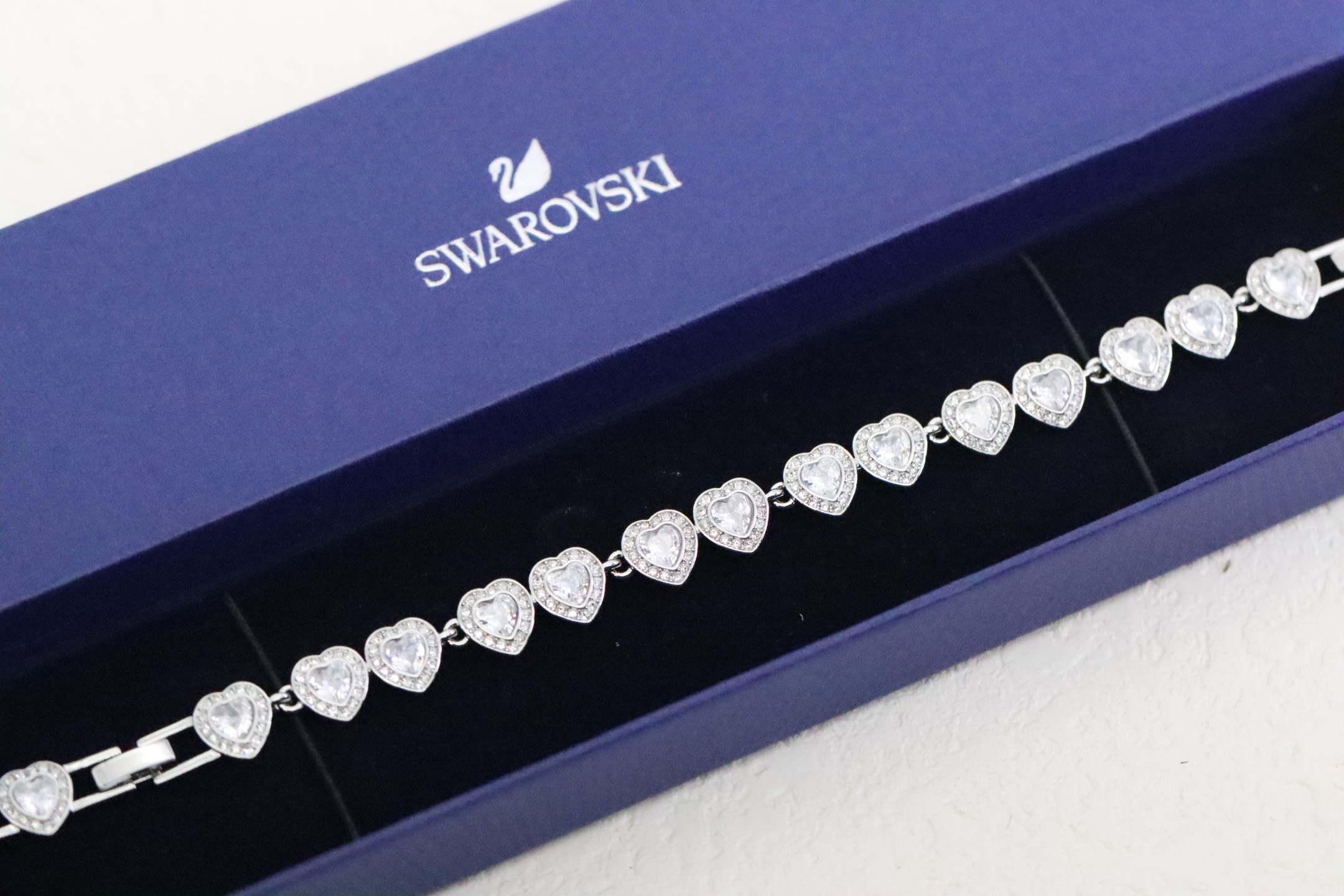 NO:816881,Swarovski Silver Diamond Love Bracelet The light of love shines on this Swarovski bracelet, which elevates romantic luxury to a new level. The plated design is based on a circle of heart-shaped imitation crystals, each surrounded by a shimmering transparent pavé halo. Pair this bracelet with other matching jewelry to create your exclusive combination to express your love. Swarovski bracelet, stuart weitzman, swarovski, bracelet19860909Swarovski 银色满钻爱心手链 爱的光芒在这款施华洛世奇手链上闪耀,将浪漫奢华提升到全新境界.镀佬设计以一圈心形仿水晶为主体,每颗周围都环绕着闪烁的透明密镶光环.以这条手链搭配其他配套首饰,打造您诉说爱意的专属组合.,施华洛手环,stuart weitzman,swarovski,bracelet,Jewelry