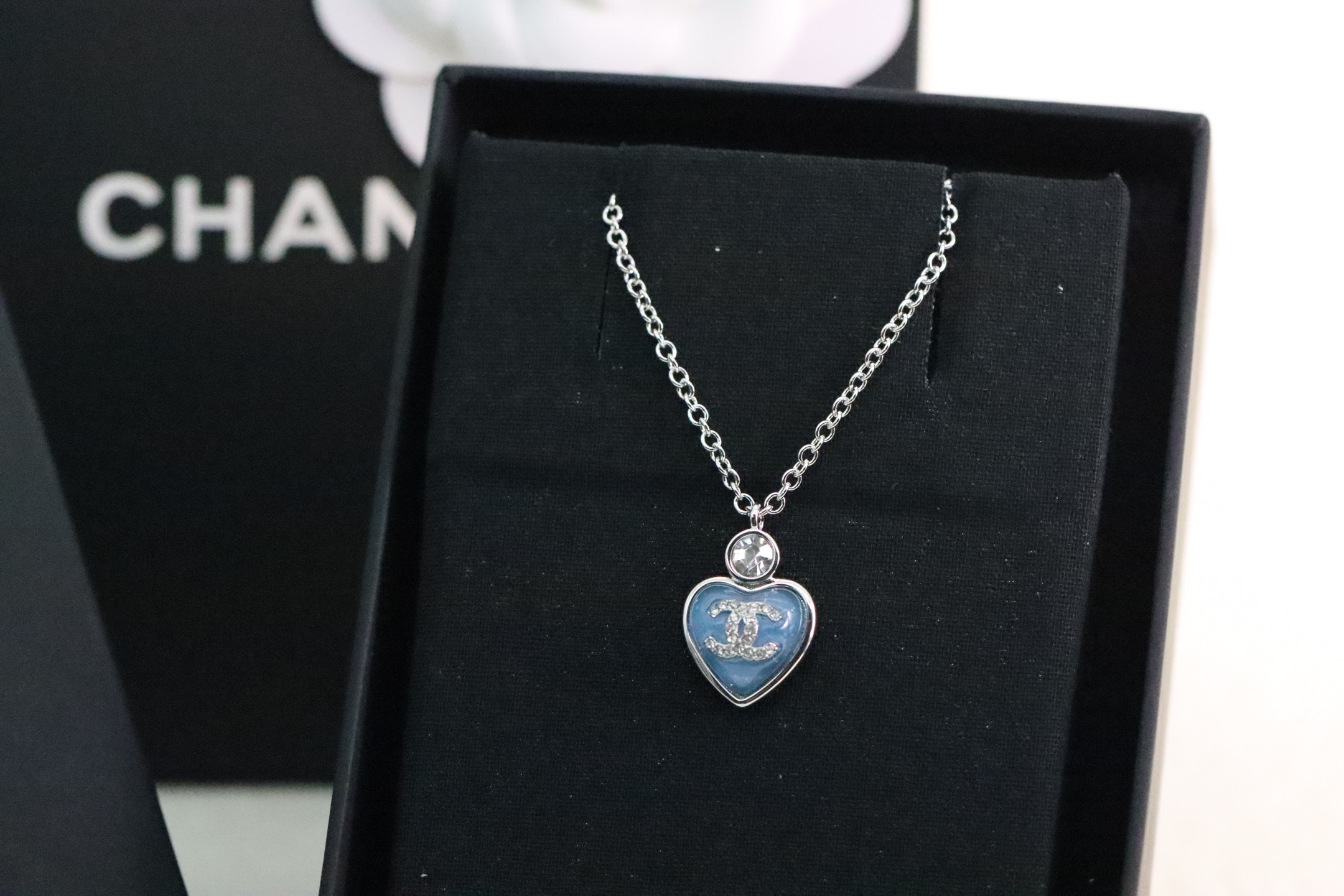 NO:104521,New models recommended: Xiaoxiang, sea blue single diamond love collarbone necklace, small and exquisite and high-end, with a strong texture, a silver upper body cute and cool, modern and fashionable feeling fills every detail, not high-profile, but outstanding!  It is suitable for wearing in all parties, and the counter is made of brass!  , Chanel necklace19860909新款推荐 小香 海蓝色单钻爱心 锁骨项链 小巧精致又高级,质感超强,银色上身可爱又不失清冷感,现代时髦感充斥着每一个细节,不高调,但出众！通勤各种party场合都适合佩戴,专柜一致黄铜材质！,香奈儿项链,chanel,necklace,Jewelry