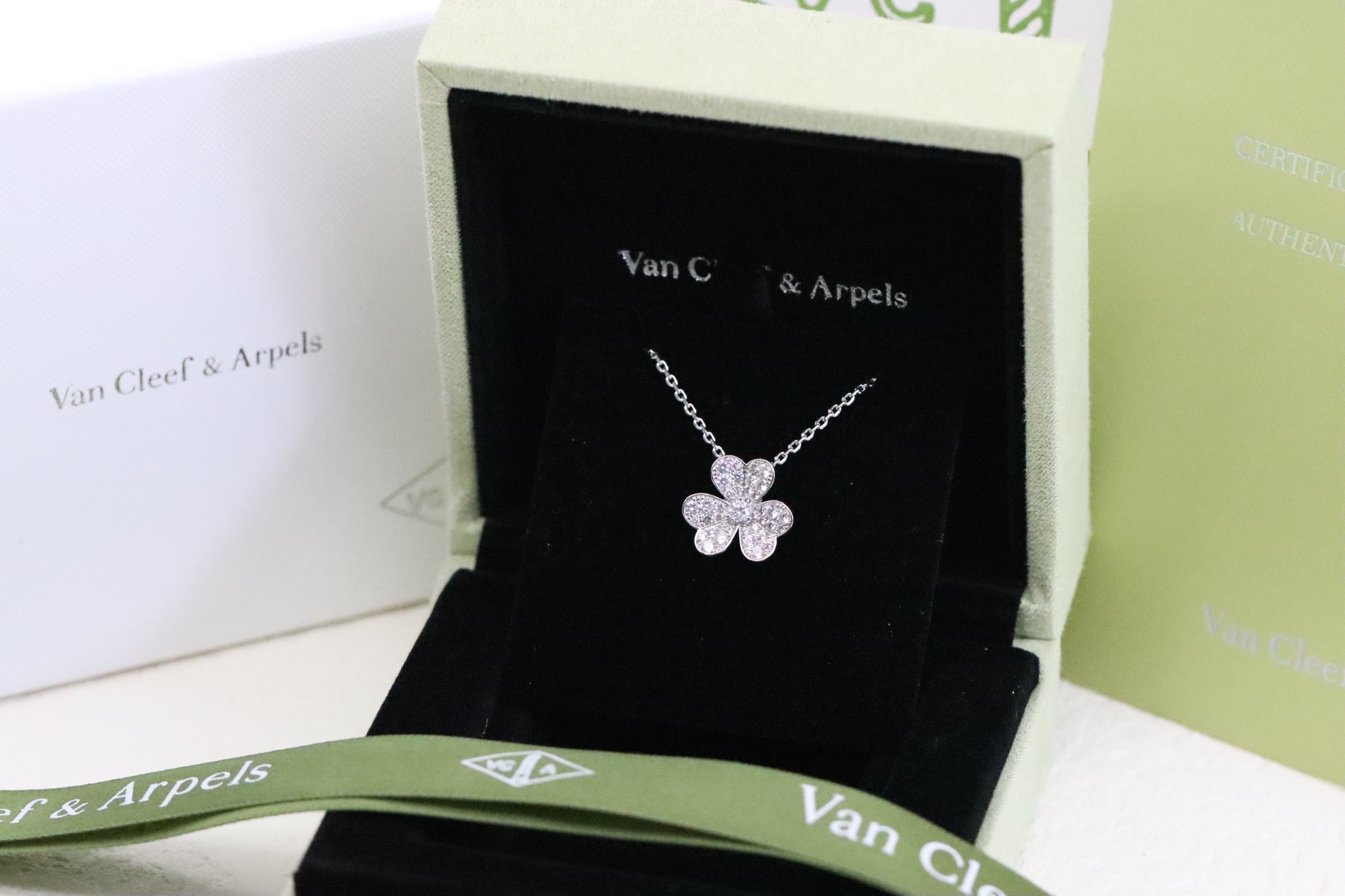 NO:104523,Van Clerk Arpels Vca Frivole series Clover Necklace, full diamonds are super flashing, blingbling control styles that must be entered, exquisite and versatile girls just want to be beautiful, cute and adorable!  Thick gold electroplating, three-color optional, Vac necklace, van cleef, necklace19860909梵克雅宝 Vca Frivole系列三叶草项链 满钻超级闪啊 blingbling控一定要入的款式,精致百搭女孩子就是要漂漂亮亮可可爱爱！ 厚金电镀、三色可选,Vac项链,van cleef,necklace,Jewelry