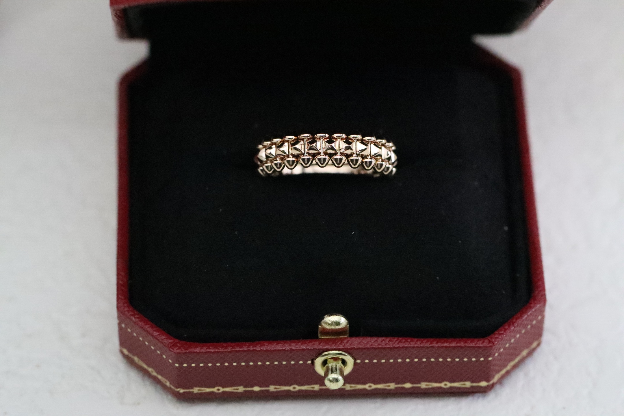 NO:766741,Cartier's new bullet rivet ring is the most popular ring. The small rivets on both sides can swing freely. It is a very personalized one. A timeless classic, very popular in recent years, high-end, micro-inlaid material, the same craftsmanship. V gold material, thick gold plating, non-fading. Code number 5-6-7-8-9-10-11 (US code), Cartier ring, cartier, ring19860909卡地亚新款子弹头 铆钉戒指 最受欢迎的一款戒指,两侧的小柳钉可以自由晃动,非常个性的一款. 永恒的经典款,在近年来很火,高端,微镶嵌材质、一样的工艺 V金材质、厚金电镀,不掉色 码数5-6-7-8-9-10-11（美码）,卡地亚戒指,cartier,ring,Jewelry