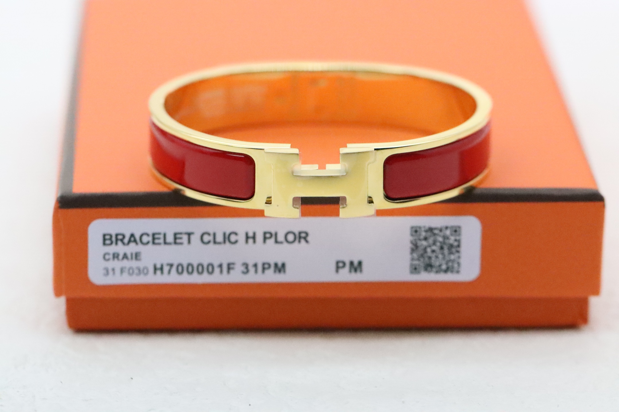 NO:359370,P Hermes clic H Golden Red Enamel Bracelet Popular Color Classic Red Enamel More advanced and atmospheric!  Among them, the CLIC H bracelet is one of the most popular bracelet series in the Hermes family. Because of its unique gold wrapping process, its material is brighter, harder and more wear-resistant than pure gold. Reference for the detailed pictures of our own photos. 360 degrees without dead corners. Bracelet sizes are 17, 19 inches. Hermes bracelet, hermes, hermes, bracelet19860909P 爱马仕Hermes clic H 金色红珐琅手镯 热门色系经典红珐琅 更高级更大气！ 其中的CLIC H手镯是爱马仕家族中,最受欢迎的手镯系列之一,因为独特的包金工艺,使它的材质比纯金更亮、更硬、更耐磨 自家实拍细节图参考 360度无死角 手镯尺寸17、19寸,爱马仕手镯,hermes,hermes,bracelet,Jewelry