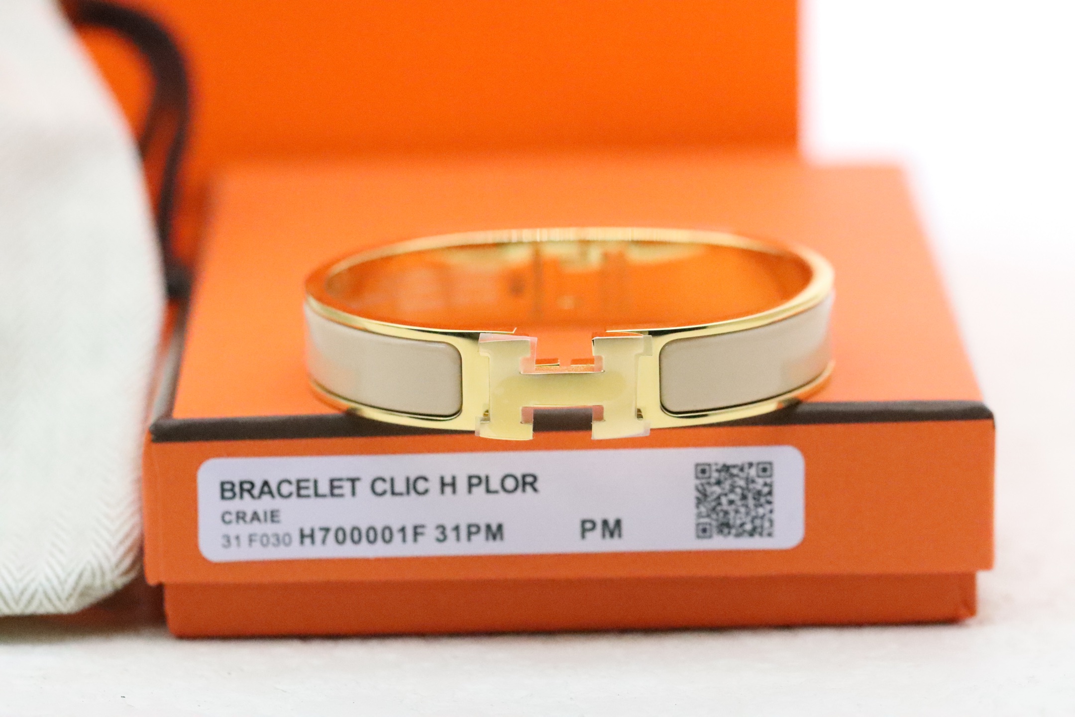 NO:359376,Hermes Hermes clic H Golden Milk Tea Enamel Bracelet Popular Color Classic Milk Tea Enamel More advanced and atmospheric!  Among them, the CLIC H bracelet is one of the most popular bracelet series in the Hermes family. Because of its unique gold wrapping process, its material is brighter, harder and more wear-resistant than pure gold. Reference for the detailed pictures of our own photos. 360 degrees without dead corners. Bracelet sizes are 17, 19 inches. Hermes bracelet, hermes, hermes, bracelet19860909爱马仕Hermes clic H 金色奶茶珐琅手镯 热门色系经典奶茶珐琅 更高级更大气！ 其中的CLIC H手镯是爱马仕家族中,最受欢迎的手镯系列之一,因为独特的包金工艺,使它的材质比纯金更亮、更硬、更耐磨 自家实拍细节图参考 360度无死角 手镯尺寸17、19寸,爱马仕手镯,hermes,hermes,bracelet,Jewelry