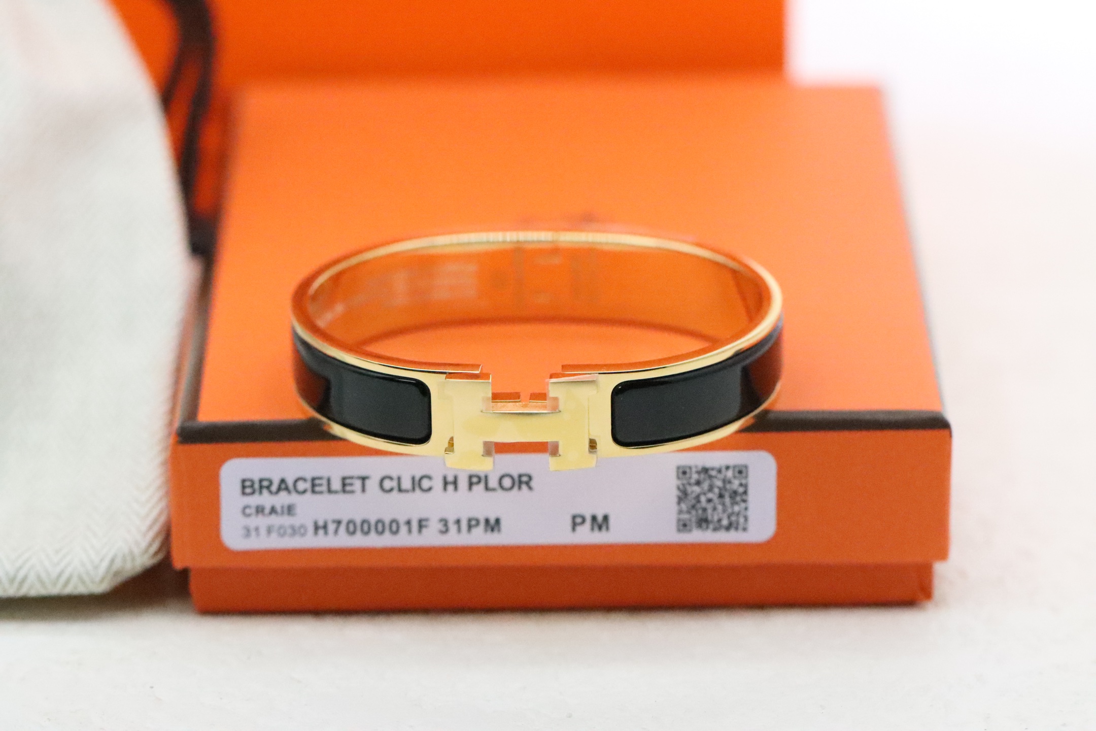 NO:359384,Hermes clic H black enamel bracelet popular colors classic black enamel, more advanced and atmospheric!  Among them, the CLIC H bracelet is one of the most popular bracelet series in the Hermes family. Because of its unique gold wrapping process, its material is brighter, harder and more wear-resistant than pure gold. Reference for the detailed pictures of our own photos. 360 degrees without dead corners. Bracelet sizes are 17, 19 inches. Hermes bracelet, hermes, hermes, bracelet19860909爱马仕Hermes clic H 黑色珐琅手镯 热门色系经典黑珐琅 更高级更大气！ 其中的CLIC H手镯是爱马仕家族中,最受欢迎的手镯系列之一,因为独特的包金工艺,使它的材质比纯金更亮、更硬、更耐磨 自家实拍细节图参考 360度无死角 手镯尺寸17、19寸,爱马仕手镯,hermes,hermes,bracelet,Jewelry