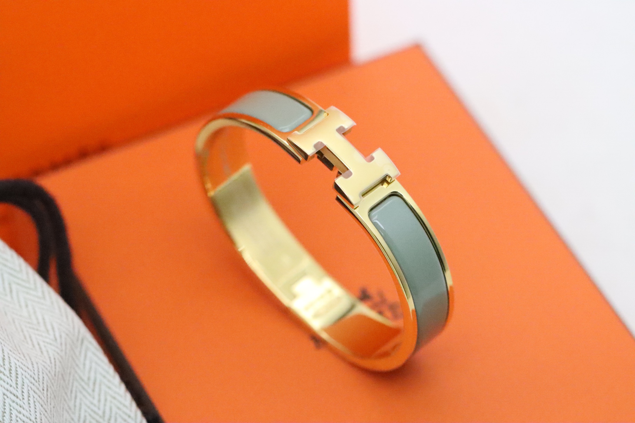 NO:359349,Hermes clic H Elephant Grey Elephant Grey Enamel Bracelet Popular Color Classic Elephant Grey Enamel More advanced and atmospheric!  Among them, the CLIC H bracelet is one of the most popular bracelet series in the Hermes family. Because of its unique gold wrapping process, its material is brighter, harder and more wear-resistant than pure gold. Reference for the detailed pictures of our own photos. 360 degrees without dead corners. Bracelet sizes are 17, 19 inches. Hermes bracelet, hermes, hermes, bracelet19860909爱马仕Hermes clic H 大象灰珐琅手镯 热门色系经典大象灰珐琅 更高级更大气！ 其中的CLIC H手镯是爱马仕家族中,最受欢迎的手镯系列之一,因为独特的包金工艺,使它的材质比纯金更亮、更硬、更耐磨 自家实拍细节图参考 360度无死角 手镯尺寸17、19寸,爱马仕手镯,hermes,hermes,bracelet,Jewelry