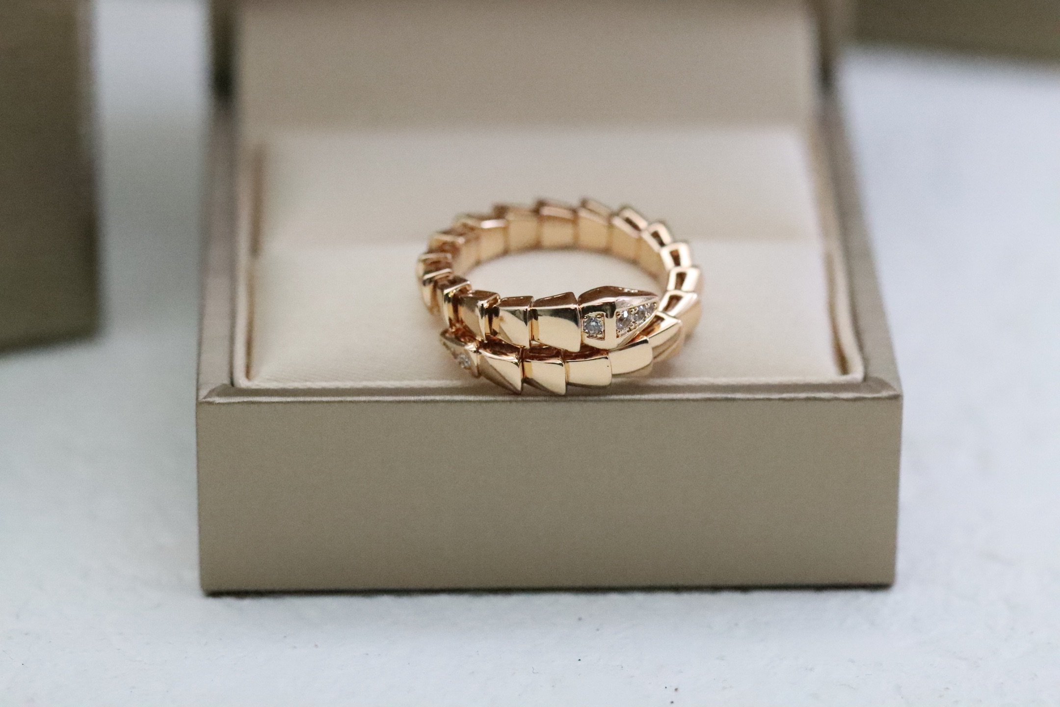 NO:515454,Bvlgari Serpenti Viper series head and tail diamonds, spirit snake rings, Serpenti Viper series combines innovation and cutting-edge design, interpreting Bulgari's classic charm in an ultra-modern way. The mysterious spirit snake posture is outlined with geometric patterns and neat shapes. The eternal snake series will make you more charming!  ,Bulgari ring,bottega veneta,bvlgari,bvlgari,ring19860909Bvlgari Serpenti Viper系列头尾钻 灵蛇戒指 Serpenti Viper系列融合创新与前沿设计,以超现代方式演绎宝格丽经典魅力之作.以几何图案和利落造型勾勒神秘灵蛇之姿,永恒的蛇系列,令你更拥有迷人的魅力！,宝格丽戒指,bottega veneta,bvlgari,bvlgari,ring,Jewelry