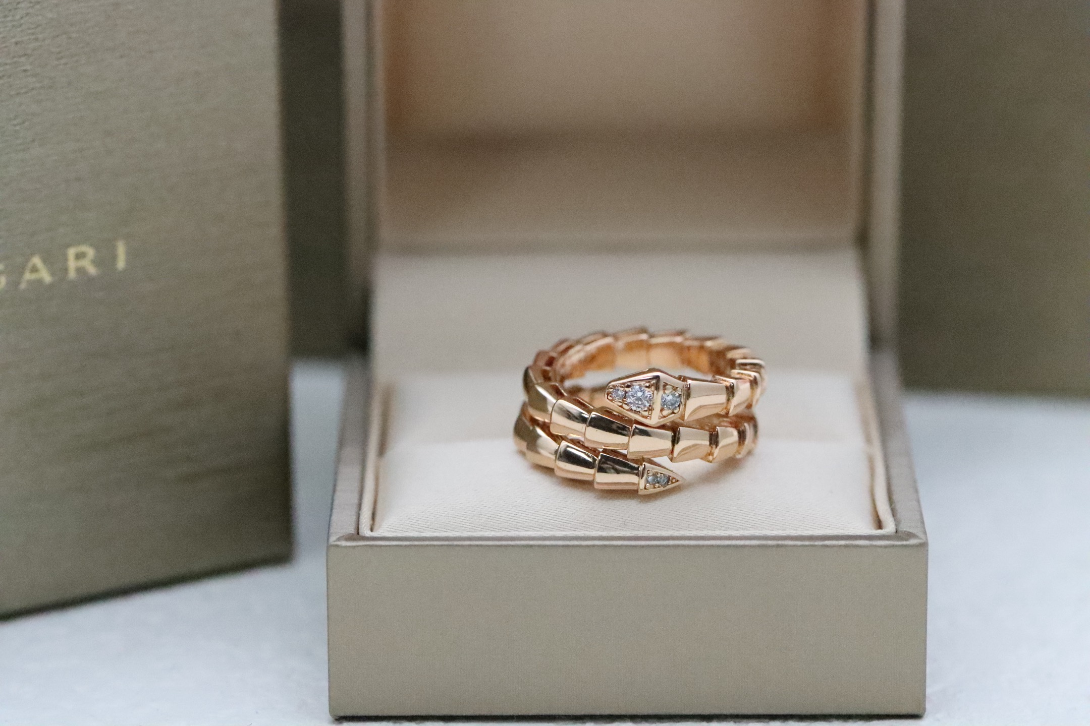 NO:515457,Bvlgari Serpenti Series Three-ring Serpenti Ring with Head and Tail Diamond. The Serpenti Viper Series combines innovation and cutting-edge design to interpret Bulgari's classic charm in an ultra-modern way. The mysterious Serpent posture is outlined with geometric patterns and neat shapes. The eternal snake series will give you more charming charm!  ,Bulgari ring,bottega veneta,bvlgari,bvlgari,ring19860909Bvlgari Serpenti 系列 头尾钻三圈灵蛇戒指 Serpenti Viper系列融合创新与前沿设计,以超现代方式演绎宝格丽经典魅力之作.以几何图案和利落造型勾勒神秘灵蛇之姿,永恒的蛇系列,令你更拥有迷人的魅力！,宝格丽戒指,bottega veneta,bvlgari,bvlgari,ring,Jewelry