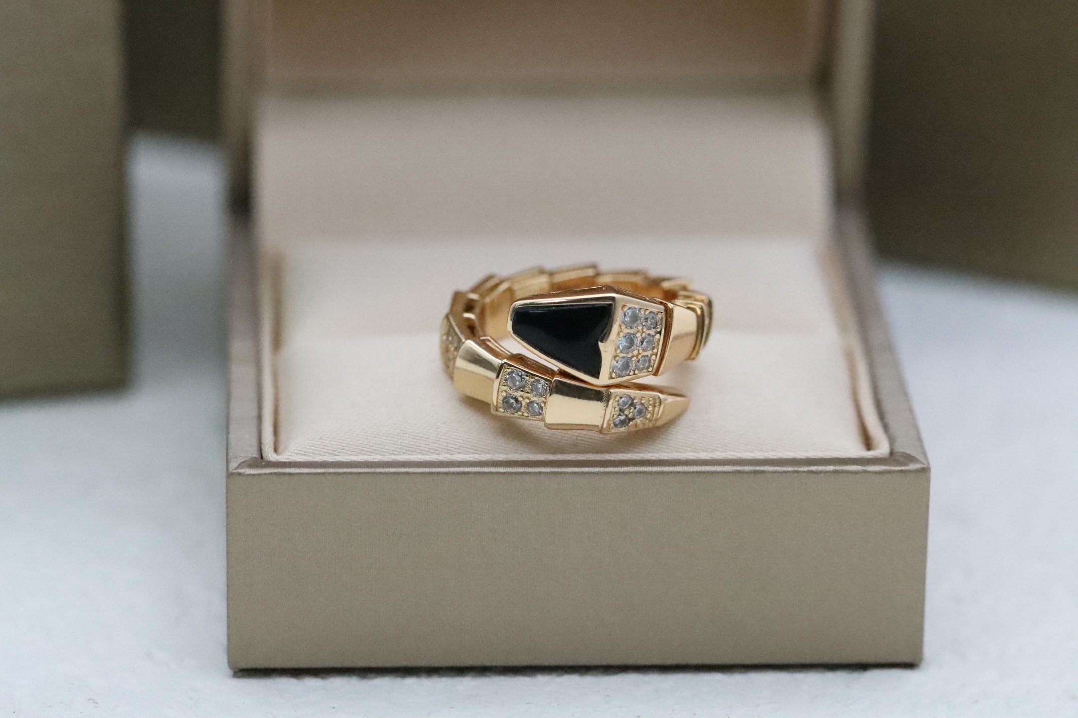 NO:515463,Bvlgari Serpenti Series Black Agate Diamond Serpenti Ring The Serpenti Viper Series combines innovation and cutting-edge design to interpret Bulgari’s classic charm in an ultra-modern way. The mysterious snake posture is outlined with geometric patterns and neat shapes. The eternal snake series will give you more charming charm!  ,Bulgari ring,bottega veneta,bvlgari,bvlgari,ring19860909Bvlgari Serpenti 系列 黑玛瑙镶钻灵蛇戒指 Serpenti Viper系列融合创新与前沿设计,以超现代方式演绎宝格丽经典魅力之作.以几何图案和利落造型勾勒神秘灵蛇之姿,永恒的蛇系列,令你更拥有迷人的魅力！,宝格丽戒指,bottega veneta,bvlgari,bvlgari,ring,Jewelry