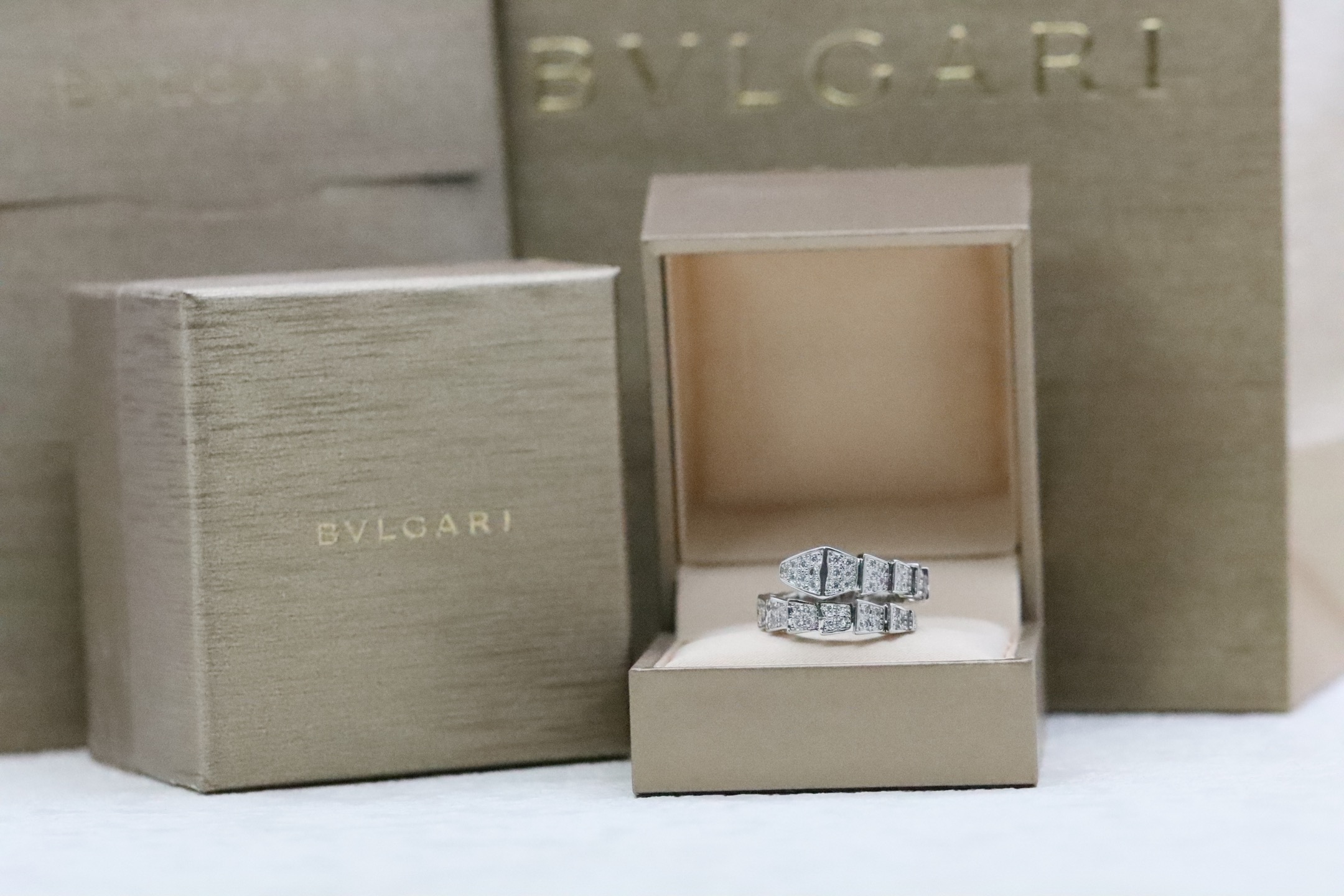 NO:515460,Bvlgari Serpenti Series Wide Edition Full Diamond Serpenti Ring The Serpenti Viper Series combines innovation and cutting-edge design to interpret Bulgari’s classic charm in an ultra-modern way. The mysterious Serpent posture is outlined with geometric patterns and neat shapes. The eternal snake series will give you more charming charm!  ,Bulgari ring,bottega veneta,bvlgari,bvlgari,ring19860909Bvlgari Serpenti 系列 宽版满钻灵蛇戒指 Serpenti Viper系列融合创新与前沿设计,以超现代方式演绎宝格丽经典魅力之作.以几何图案和利落造型勾勒神秘灵蛇之姿,永恒的蛇系列,令你更拥有迷人的魅力！,宝格丽戒指,bottega veneta,bvlgari,bvlgari,ring,Jewelry