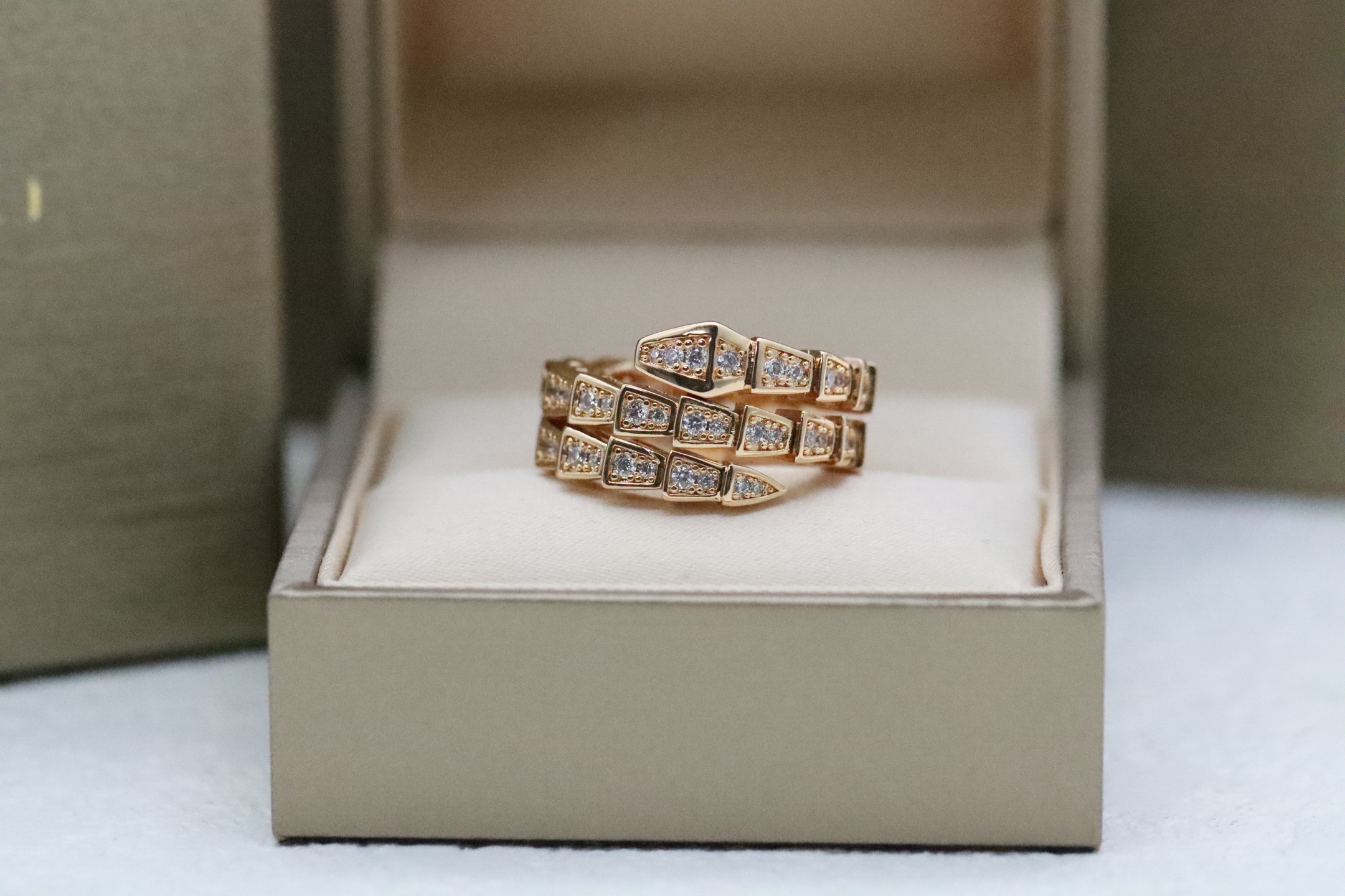 NO:515472,Bvlgari Serpenti Series Rose Gold Three-Circle Spirit Serpenti Ring The Serpenti Viper Series combines innovation and cutting-edge design to interpret Bulgari’s classic charm in an ultra-modern way. The mysterious spirit snake posture is outlined with geometric patterns and neat shapes. The eternal snake series will make you more charming!  ,Bulgari ring,bottega veneta,bvlgari,bvlgari,ring19860909Bvlgari Serpenti 系列 玫瑰金三圈灵蛇戒指 Serpenti Viper系列融合创新与前沿设计,以超现代方式演绎宝格丽经典魅力之作.以几何图案和利落造型勾勒神秘灵蛇之姿,永恒的蛇系列,令你更拥有迷人的魅力！,宝格丽戒指,bottega veneta,bvlgari,bvlgari,ring,Jewelry