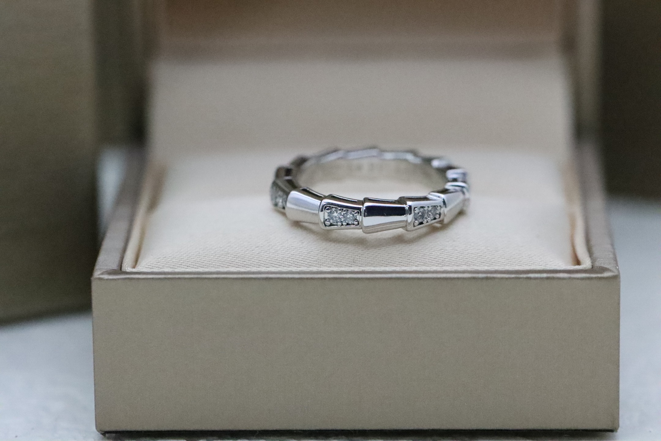 NO:515468,Bvlgari Serpenti Series Silver Spaced Diamond Serpenti Viper Series combines innovation and cutting-edge design to interpret Bulgari’s classic charm in an ultra-modern way. The mysterious snake posture is outlined with geometric patterns and neat shapes. The eternal snake series will give you more charming charm!  ,Bulgari ring,bottega veneta,bvlgari,bvlgari,ring19860909Bvlgari Serpenti 系列 银色间隔钻灵蛇戒指Serpenti Viper系列融合创新与前沿设计,以超现代方式演绎宝格丽经典魅力之作.以几何图案和利落造型勾勒神秘灵蛇之姿,永恒的蛇系列,令你更拥有迷人的魅力！,宝格丽戒指,bottega veneta,bvlgari,bvlgari,ring,Jewelry