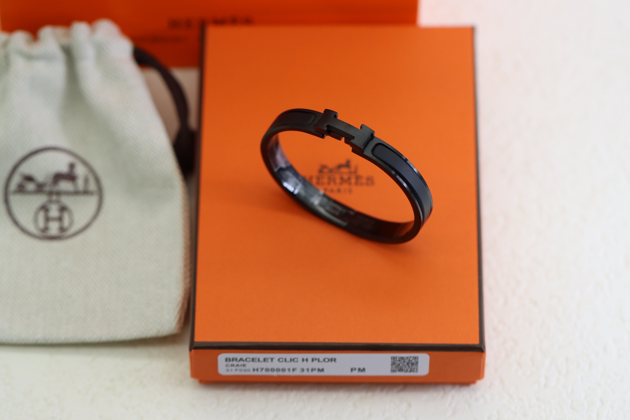 NO:361663,Hermes clic H Black Samurai Frosted Black Enamel Bracelet Popular Color Classic Frosted Black Enamel More advanced and atmospheric!  Among them, the CLIC H bracelet is one of the most popular bracelet series in the Hermes family. Because of its unique gold wrapping technique, it makes its material brighter, harder and more wear-resistant than pure gold. Bracelet sizes are 17 and 19 inches, Hermes bracelet, hermes, bracelet19860909爱马仕Hermes clic H 黑武士磨砂黑色珐琅手镯 热门色系经典磨砂黑珐琅 更高级更大气！ 其中的CLIC H手镯是爱马仕家族中,最受欢迎的手镯系列之一,因为独特的包金工艺,使它的材质比纯金更亮、更硬、更耐磨 手镯尺寸17、19寸,爱马仕手镯,hermes,hermes,bracelet,Jewelry