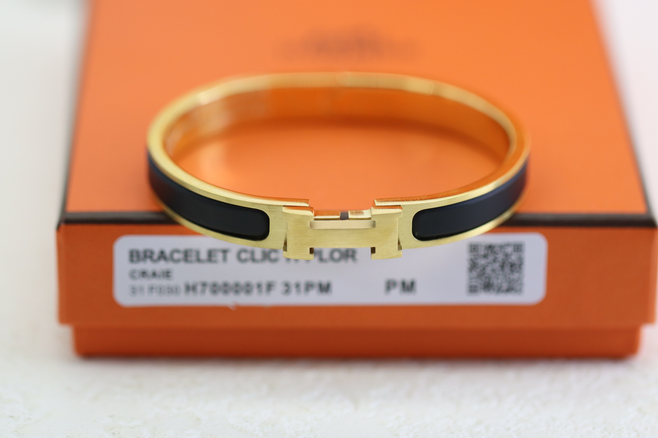 NO:361713,Hermes clic H gold-edged frosted black enamel bracelet Popular colors classic frosted black enamel more advanced and atmospheric!  Among them, the CLIC H bracelet is one of the most popular bracelet series in the Hermes family. Because of its unique gold wrapping process, it makes its material brighter, harder and more wear-resistant than pure gold. Bracelet sizes are 17 and 19 inches, Hermes bracelet, hermes, bracelet19860909爱马仕Hermes clic H 金边磨砂黑色珐琅手镯 热门色系经典磨砂黑珐琅 更高级更大气！ 其中的CLIC H手镯是爱马仕家族中,最受欢迎的手镯系列之一,因为独特的包金工艺,使它的材质比纯金更亮、更硬、更耐磨 手镯尺寸17、19寸,爱马仕手镯,hermes,hermes,bracelet,Jewelry