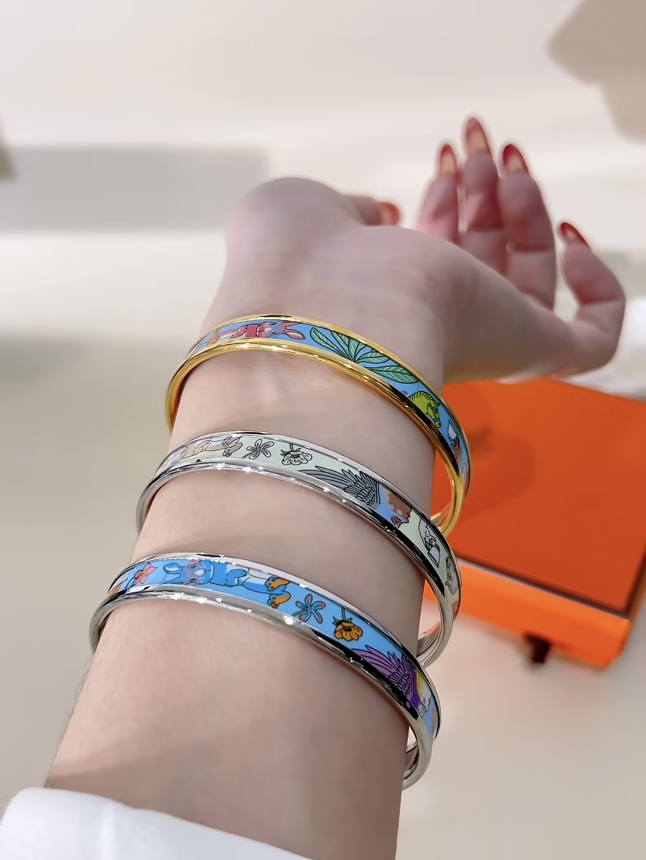 NO:361703,Hermes Blue Rabbit Enamel Bracelet One to One Precision, Genuine Engraving Reproduction V Gold Crafts Enamel Flower Drop Oil Industry's Most In-depth and Finest Color Silver - Rose Gold - Gold Size 17-19 inches, Hermes Bracelet, hermes, bracelet, gold19860909Hermes 爱仕马蓝色兔子珐琅手镯 一比一精版工本、正品刻复打造 V金工艺 珐印琅花滴油 行最业尖端最版全本 颜色银色-玫瑰金-黄金色 尺寸17-19寸,爱马仕手镯,hermes,hermes,bracelet,gold,Jewelry