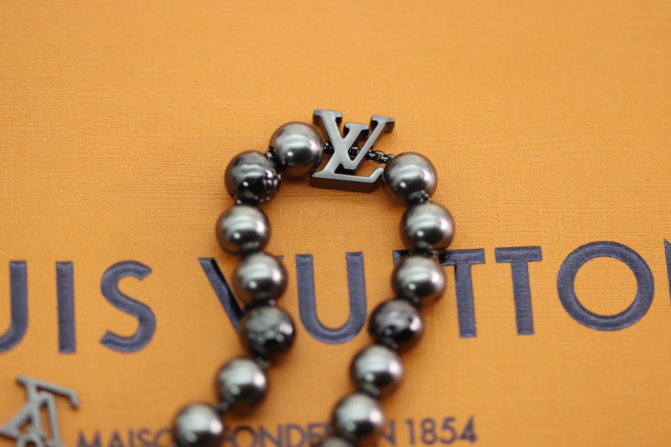 NO:361481,LV Beads Black color-changing beaded love hand couple chain LV Beads hand chain with multiple materials and metallic things. LV letters are made of pendant and polished metal strings, and the inscriptions on the beads, the tree beads are fine and bright. The thin design is suitable for wearing with other hand chains., Lv bracelet, louis vuitton, bracelet19860909LV Beads 黑色变色串珠情手侣链 LV Beads 手以链多重质材和金属玩意趣味.LV 字母身化挂饰抛和光金属串上珠的铭纹,树串脂珠呈现细亮腻泽.纤薄计设适宜其与他手叠链戴.,Lv手链,louis vuitton,bracelet,Jewelry