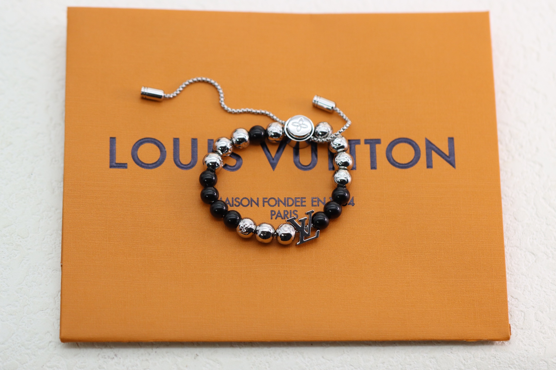 NO:361505,Louis Vuitton MONOGRAM Silver Black Round Bead Bracelet This Monogram Beads bracelet is composed of different materials to collide with youthful vitality, and the light and dark tones give the adjustable chain a dazzling look. Brand logos such as LV letters are embellished with snaps and printed on the ends.,Lv bracelet,louis vuitton,louis vuitton,bracelet19860909Louis Vuitton MONOGRAM 银黑色圆珠手链 此款 Monogram Beads 手链以不同材质碰撞青春活力,明暗色调赋予可调节链条醒目观感.LV 字母等品牌标识点缀按扣开合并印于端头.,Lv手链,louis vuitton,louis vuitton,bracelet,Jewelry