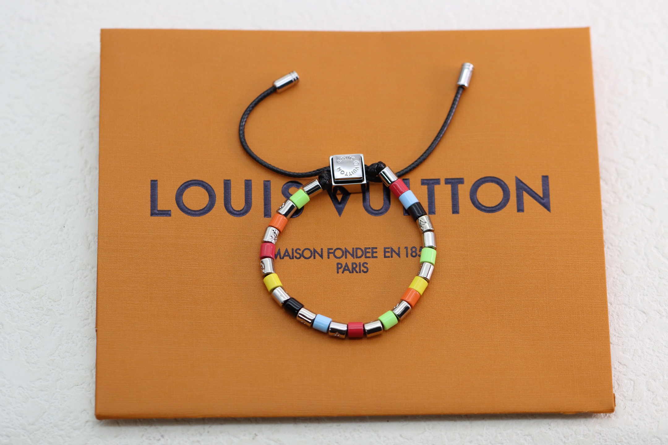 NO:361549,Louis Vuitton Paradise Colorful Beaded Bracelet This LV Paradise hand-holder is delicate and craftsmanship, showing the colorful fusion of resin and gold beads, which is like a mind that is free from being boundless. The metal chain ring engraved Monogram pattern, which can adjust the cotton rope to ensure comfort and wear, and can be injected with a touch of brightness when dressing., Lv bracelet, louis vuitton, louis vuitton, bracelet19860909Louis Vuitton Paradise 彩色串色珠手绳 这款LV Paradise 手依链托细腻匠艺,展树现脂和属金串珠缤的纷融合,象无征拘无束自的由心灵.金链属环镂刻 Monogram 图案,可节调棉绳确舒保适佩戴,可任为意着装注入一抹亮采.,Lv手链,louis vuitton,louis vuitton,bracelet,Jewelry
